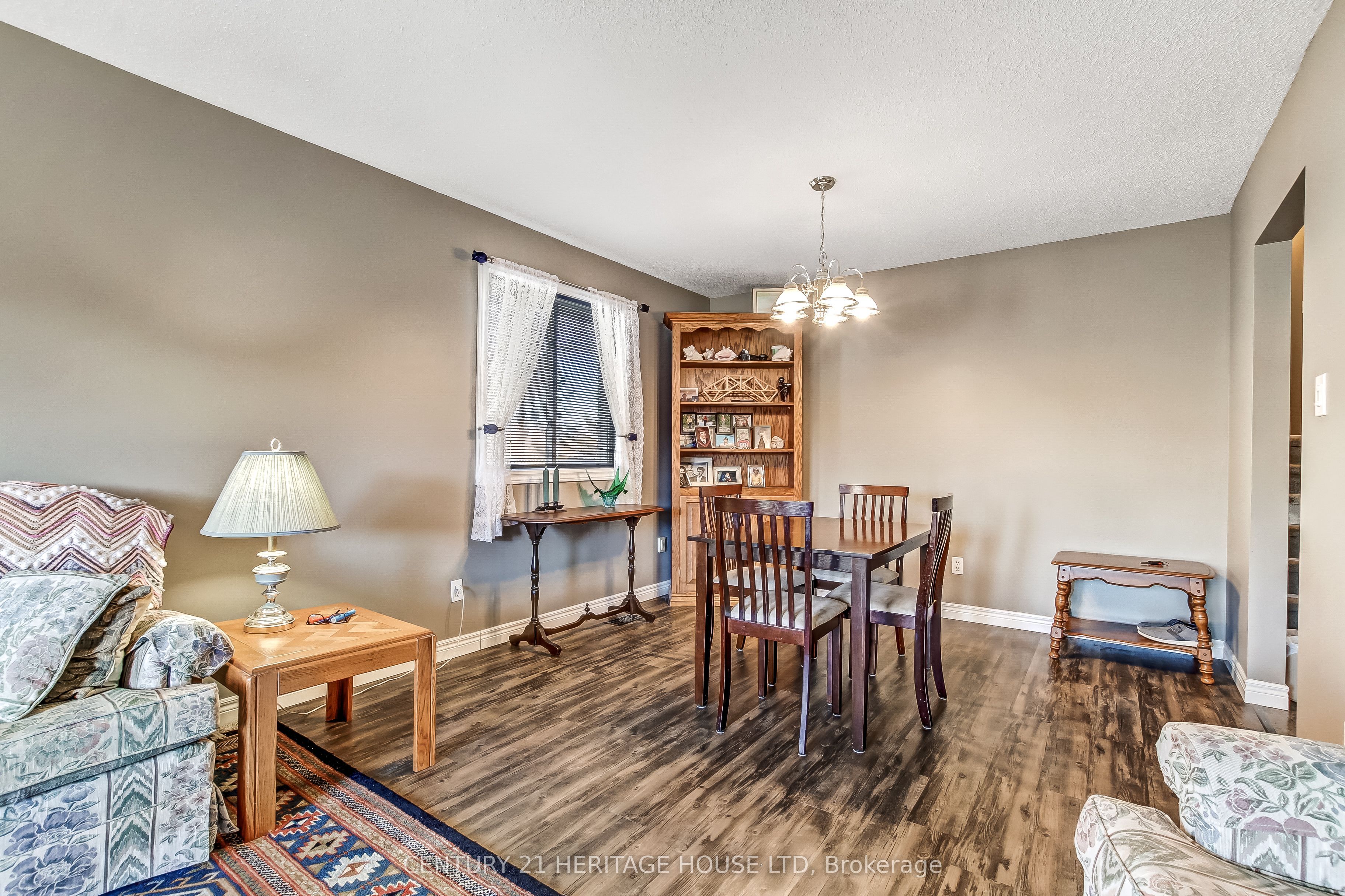 18 Hickory Boulevard W, Strathroy-Caradoc, ON N7G 4A9 photo 3