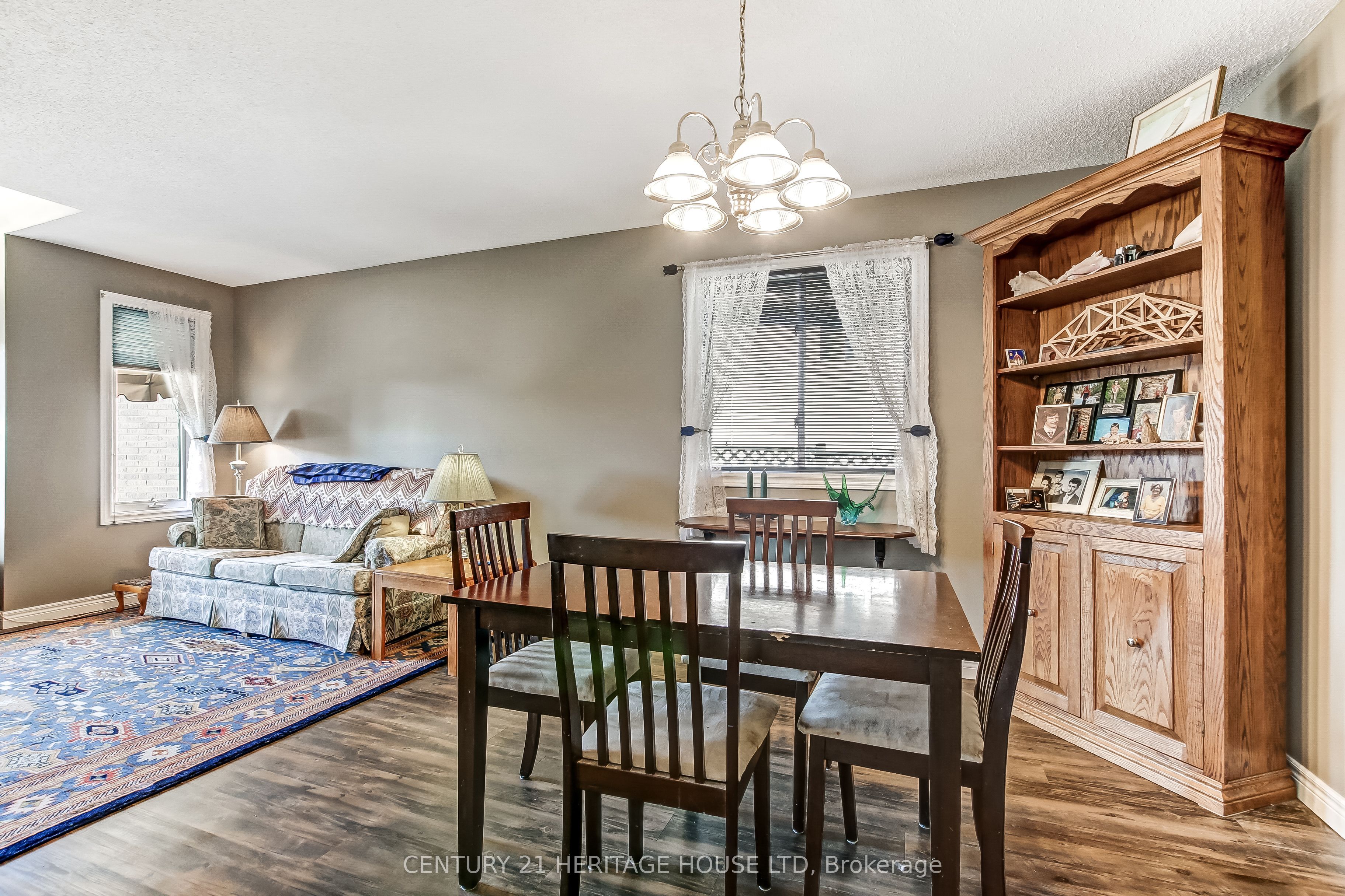 18 Hickory Boulevard W, Strathroy-Caradoc, ON N7G 4A9 photo 4