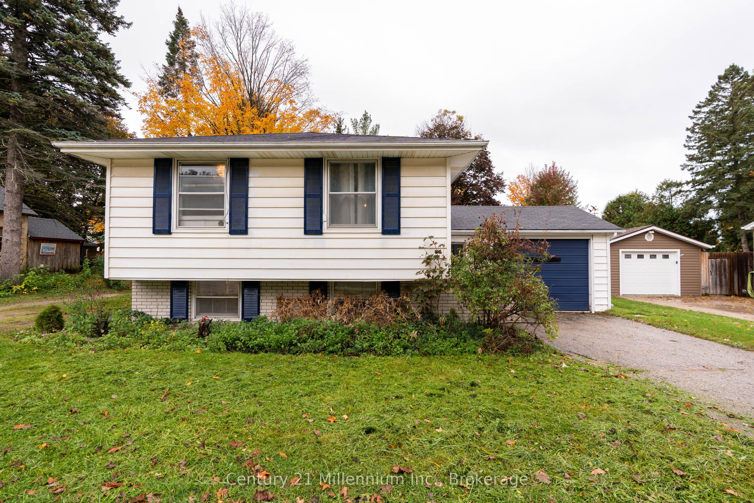 698 Gustavus Street, Saugeen Shores, ON N0H 2C0 photo 2
