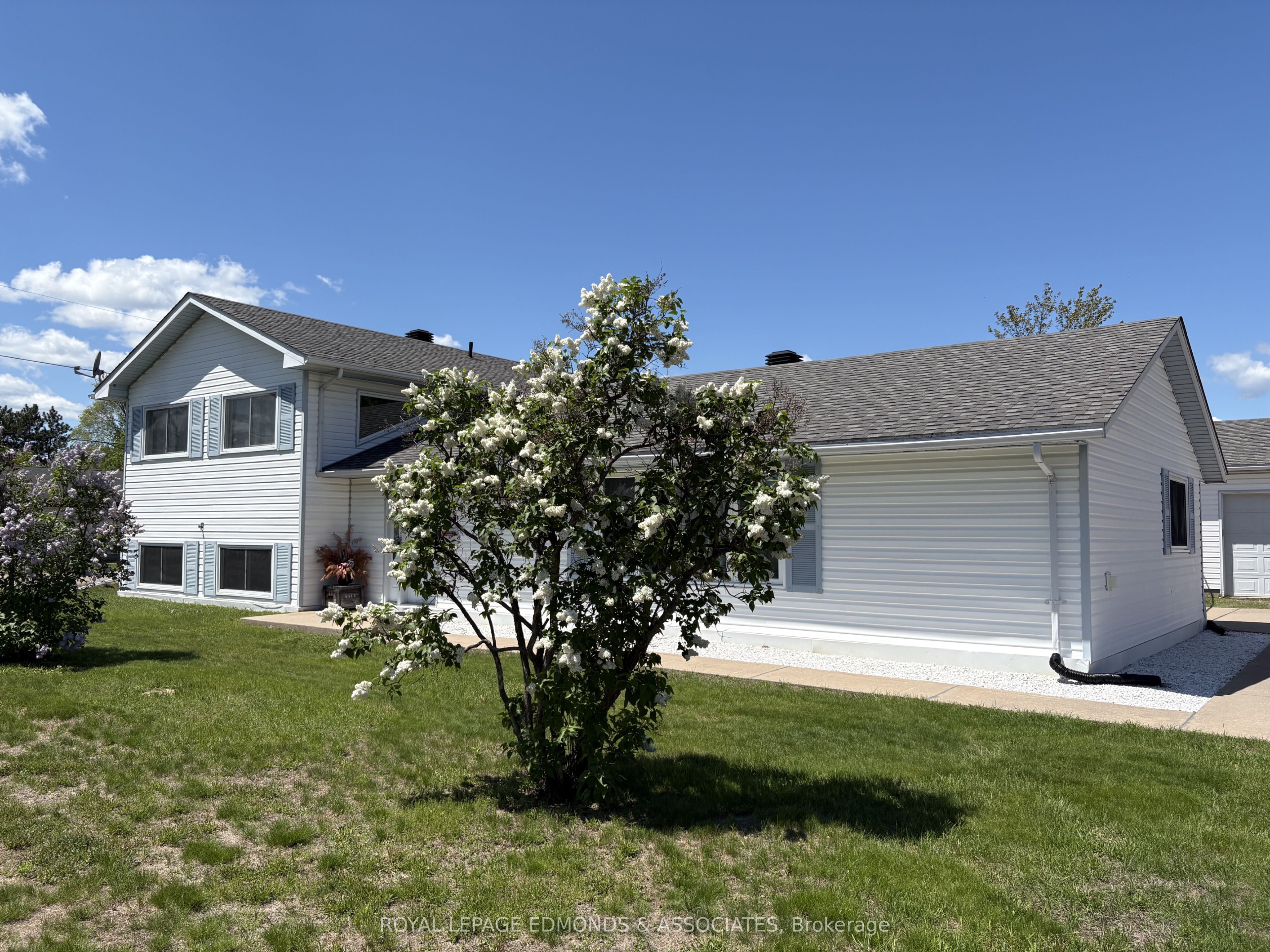 31 Silke Drive, Petawawa, ON K8H 2L3