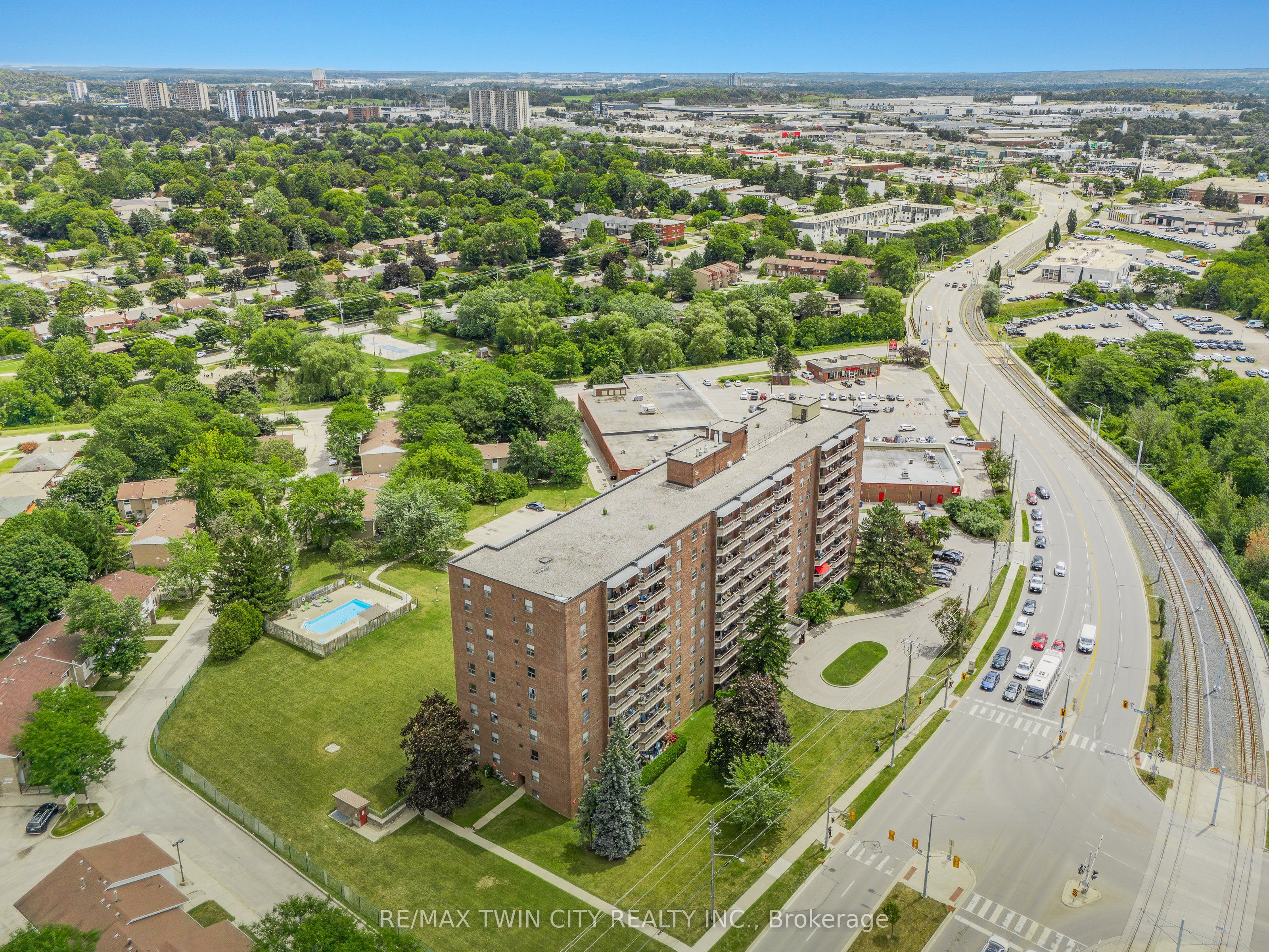 1100 Courtland Avenue E 605, Kitchener, ON N2C 2H9 photo 5
