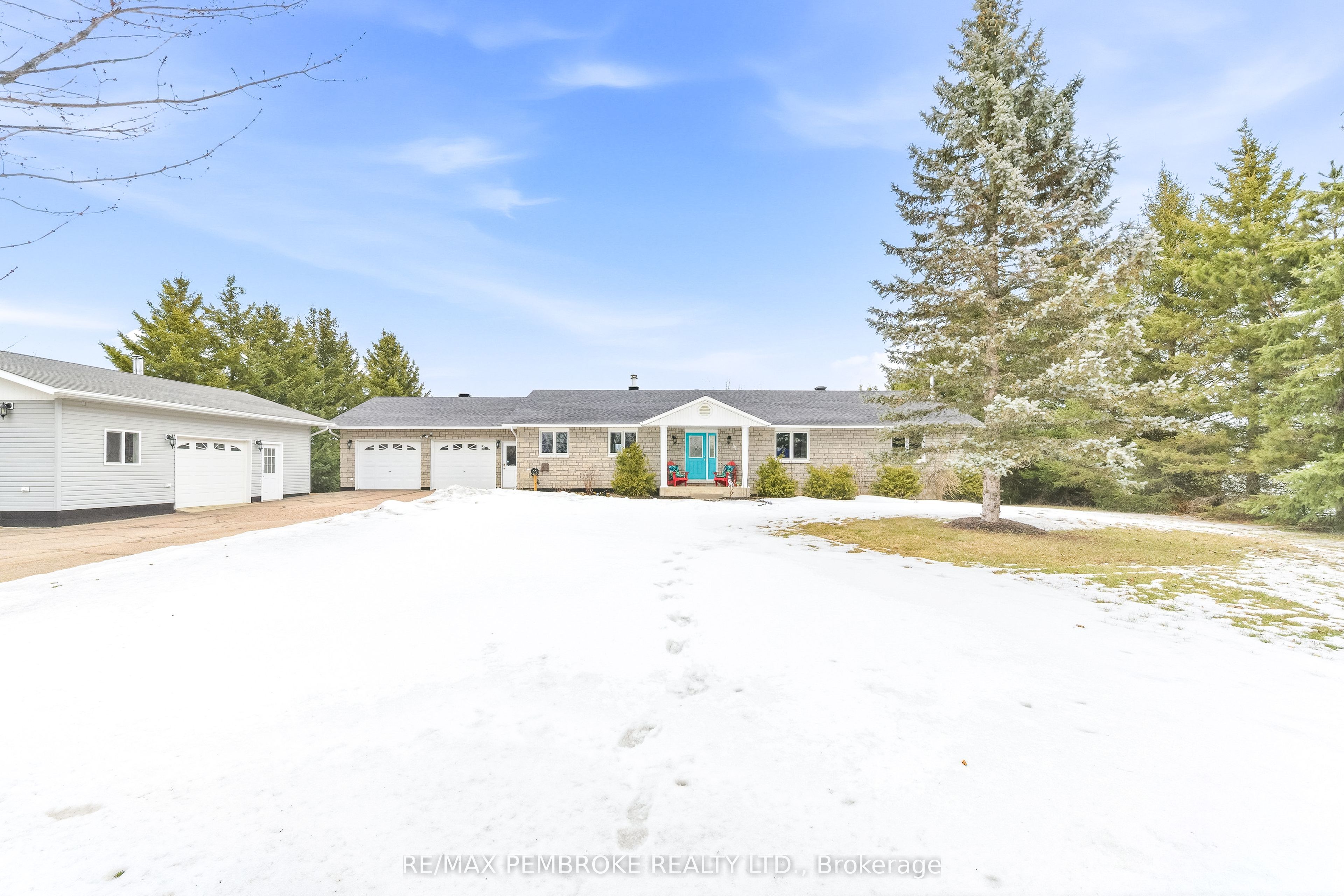 56 Robertson Drive, Whitewater Region, ON K0J 1C0 photo 2