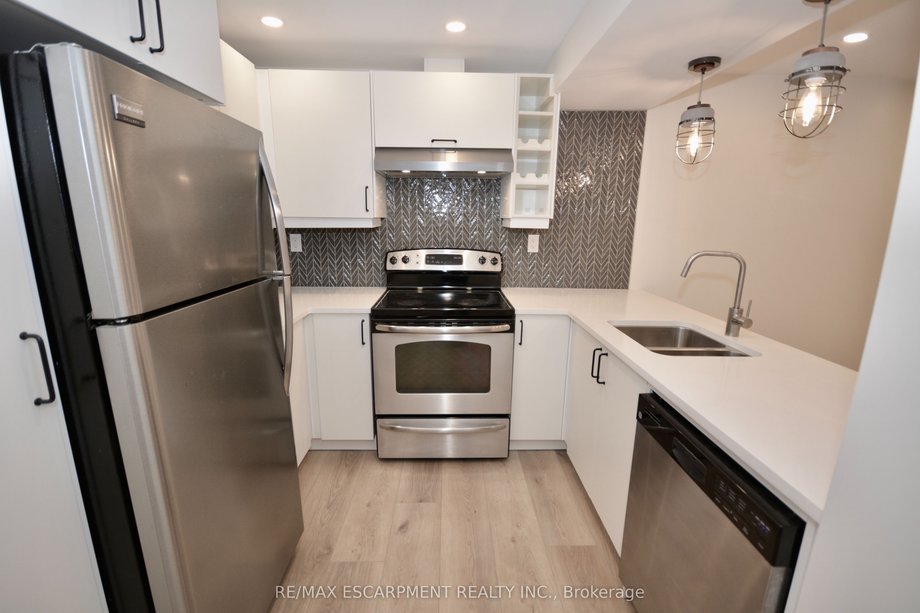 17 Inverness Avenue W LOWER, Hamilton, ON L9C 1A1 photo 3