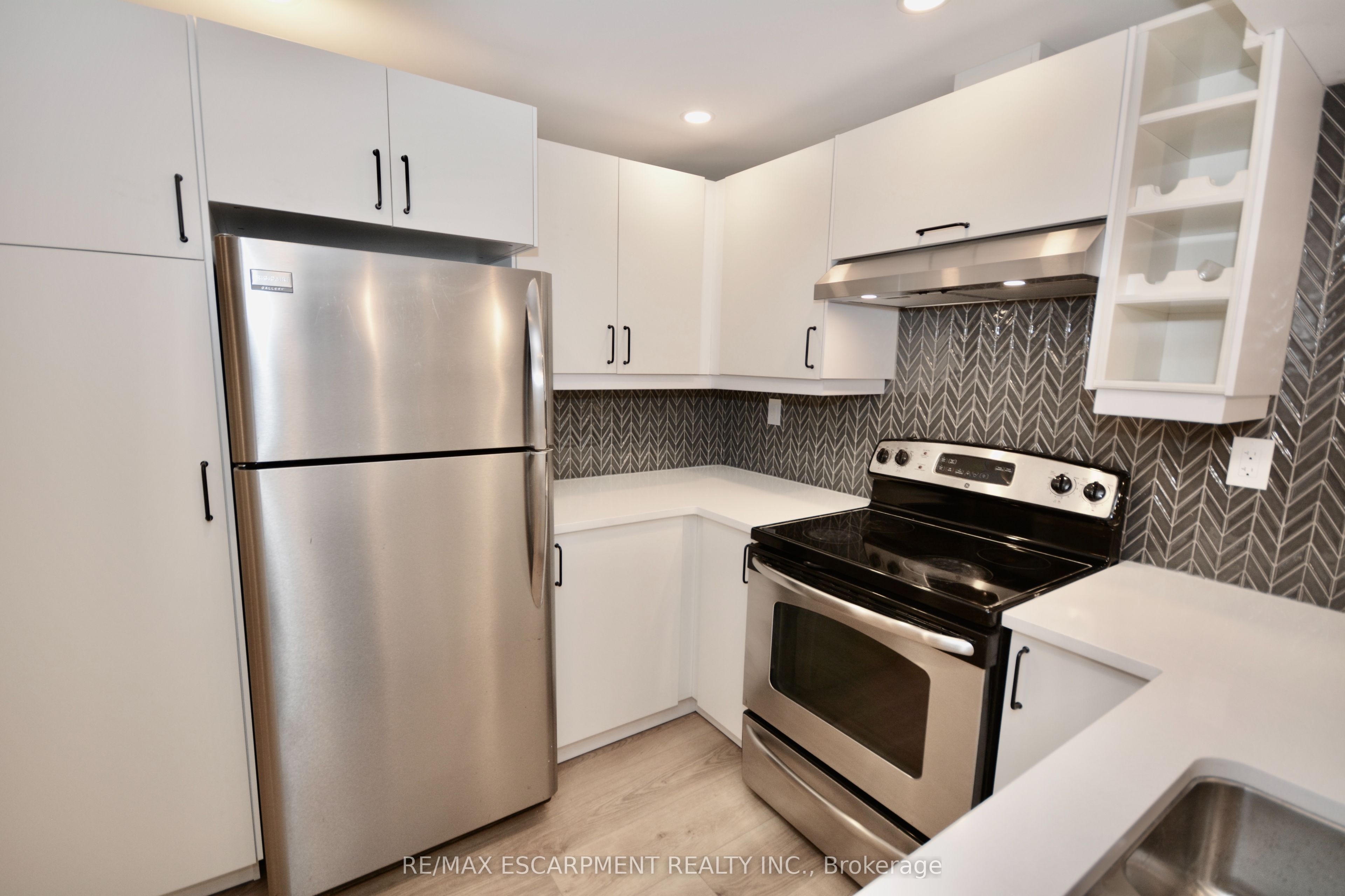 17 Inverness Avenue W LOWER, Hamilton, ON L9C 1A1 photo 4