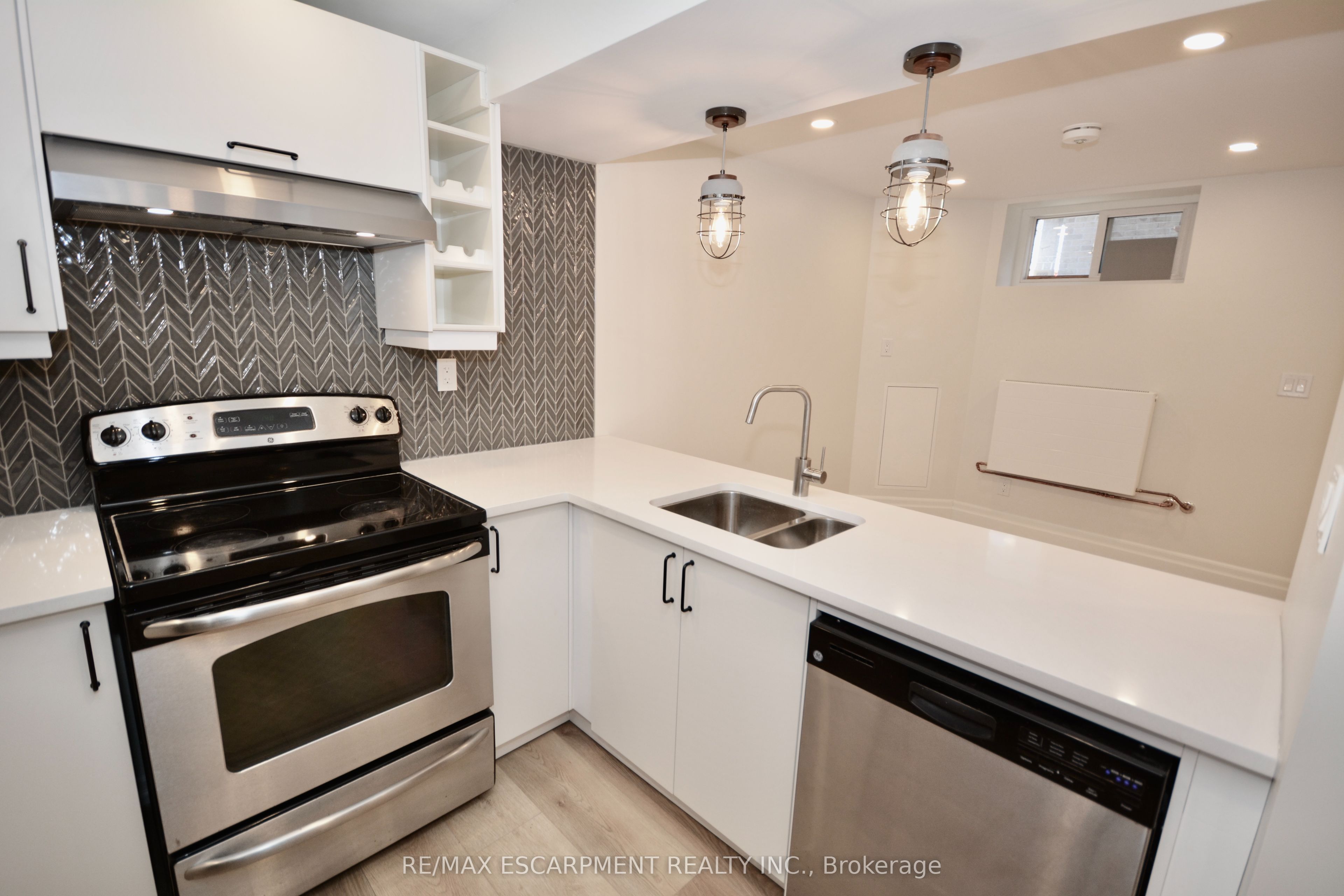 17 Inverness Avenue W LOWER, Hamilton, ON L9C 1A1 photo 5