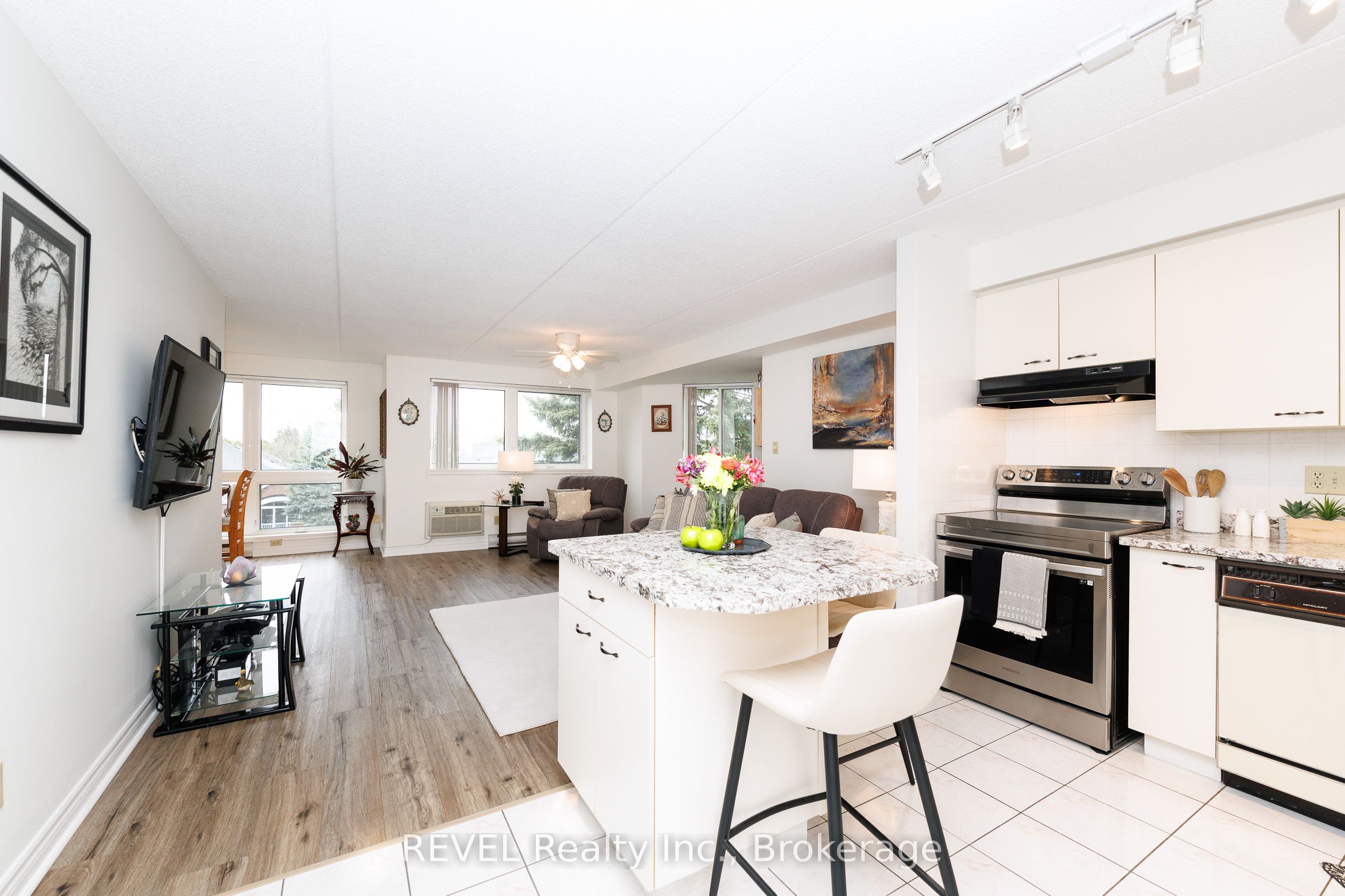 3364 Montrose Road 301, Niagara Falls, ON L2H 0J8 photo 5