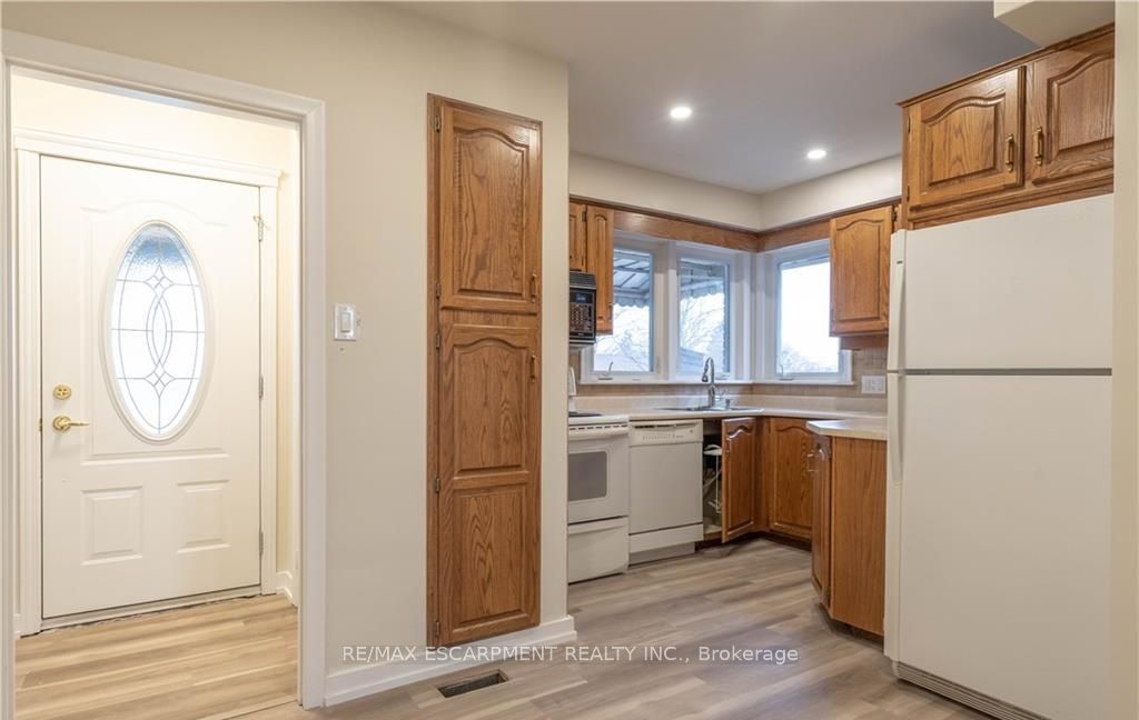 9 West 22nd Street 1, Hamilton, ON L9C 4N4 photo 2