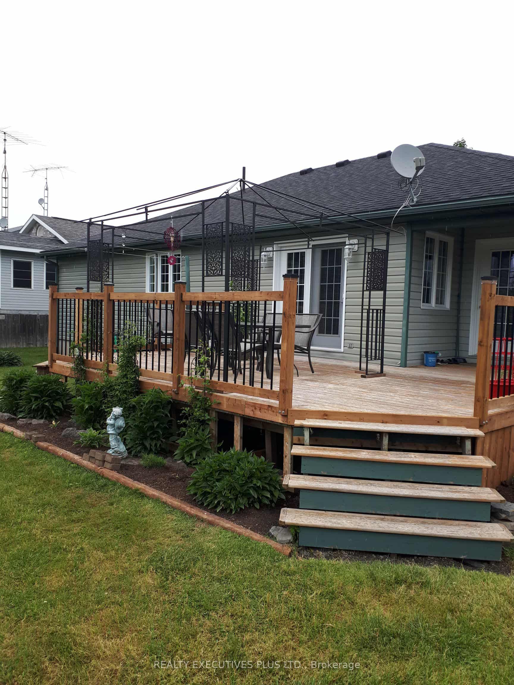 11 Grove Street, South Dundas, ON K0E 1K0 photo 2