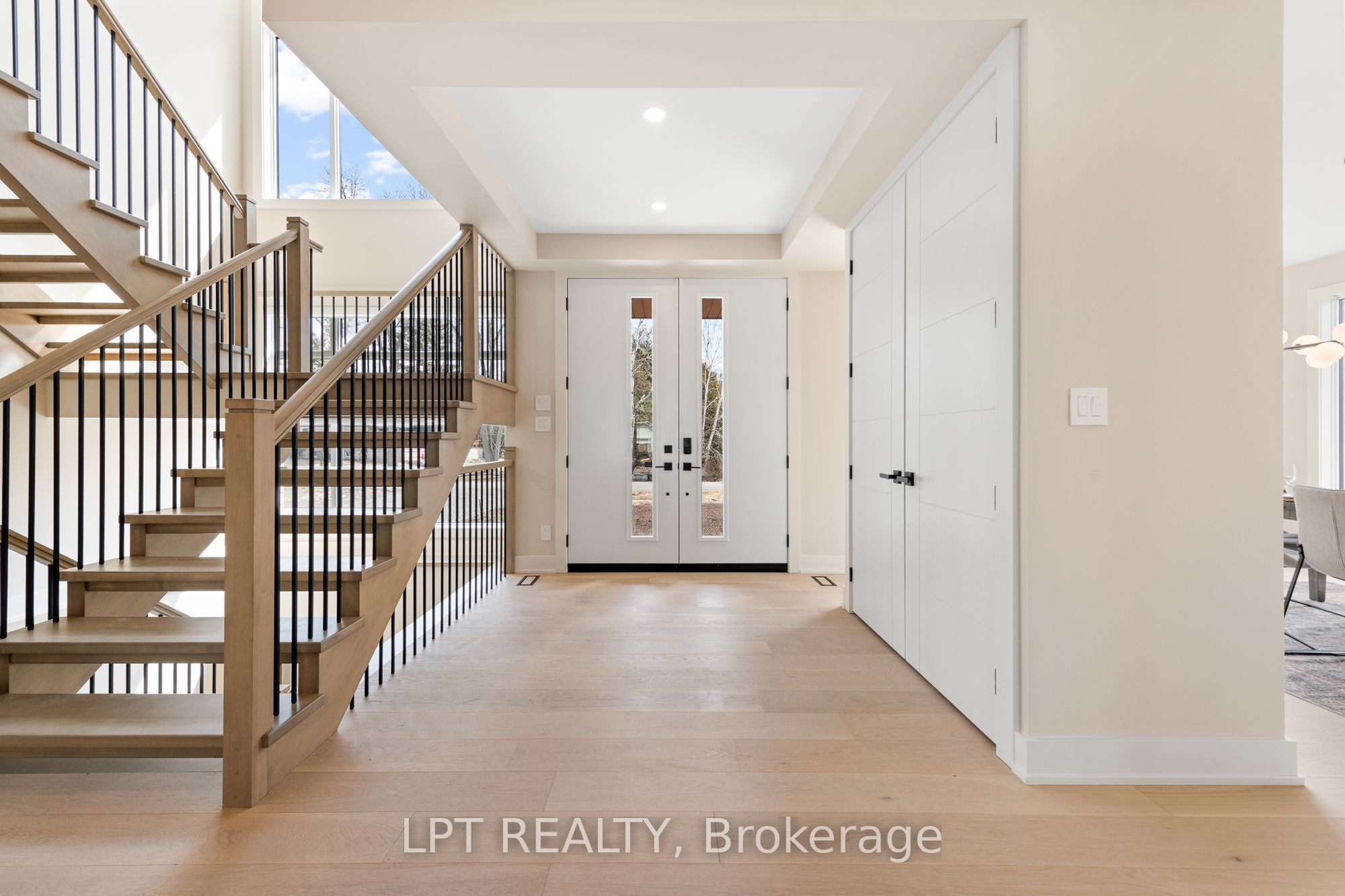 15 Briggs Avenue, Country Place - Pineglen - Crestview and Area, ON K2E 6W5 photo 3