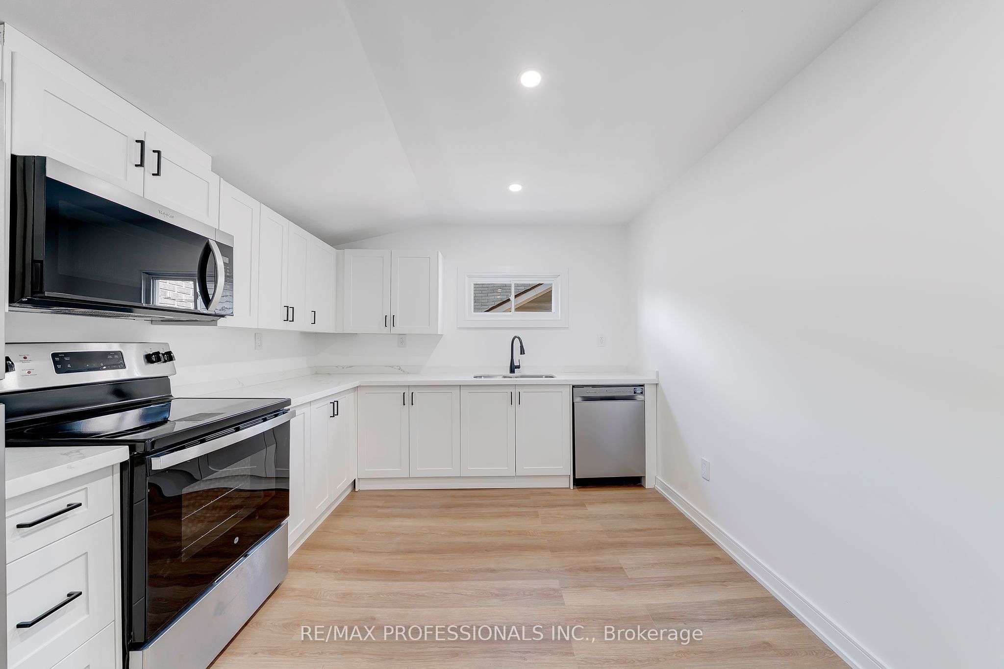27 Oakdale Avenue Apartment B, St. Catharines, ON L2P 2B8 photo 3