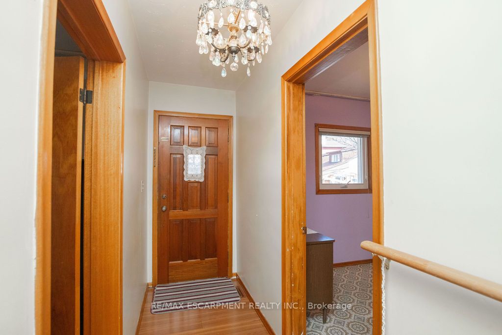 91 Pearl Street N, Hamilton, ON L8R 2Z2 photo 3