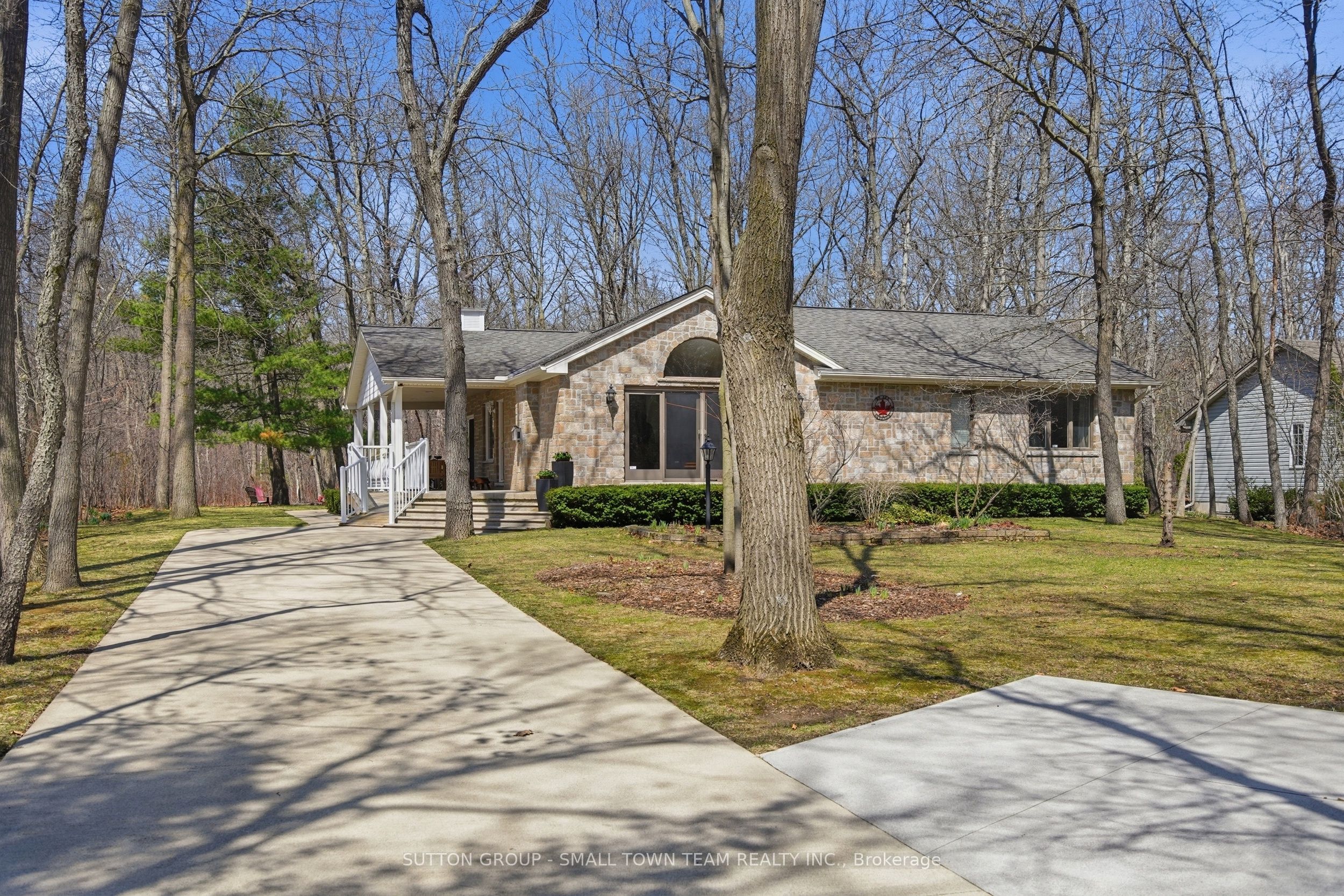 8816 Timberwood Trail, Lambton Shores, ON N0M 1T0
