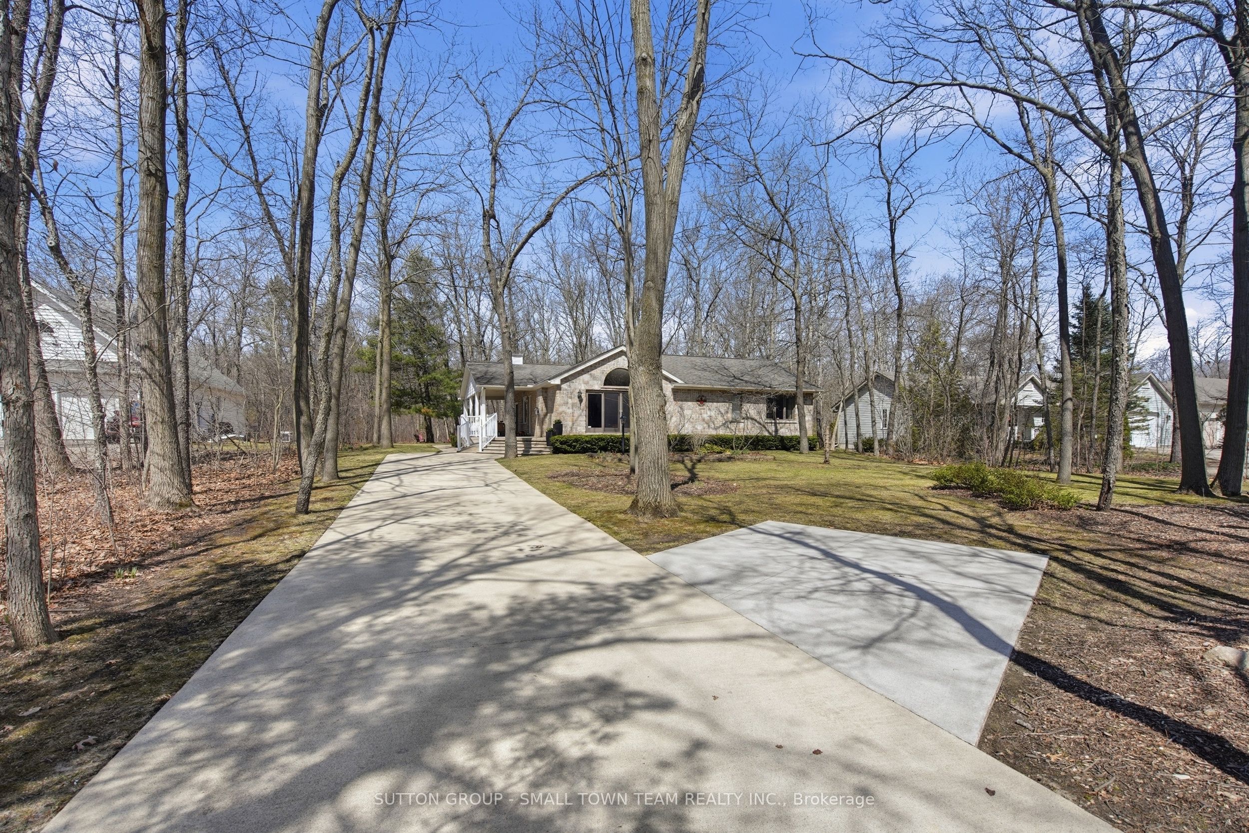 8816 Timberwood Trail, Lambton Shores, ON N0M 1T0 photo 2
