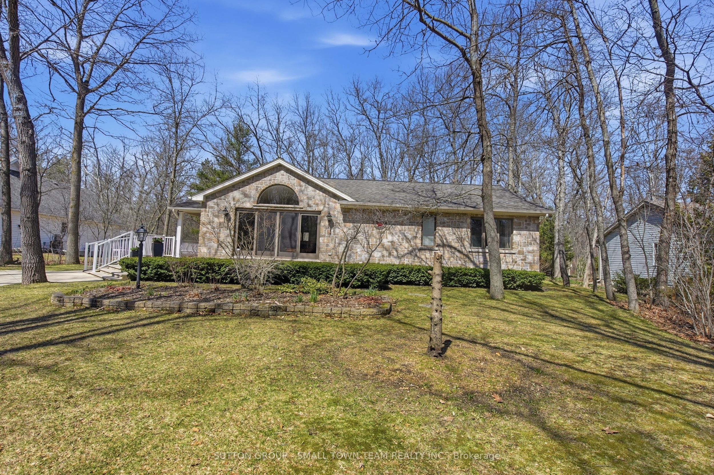 8816 Timberwood Trail, Lambton Shores, ON N0M 1T0 photo 3