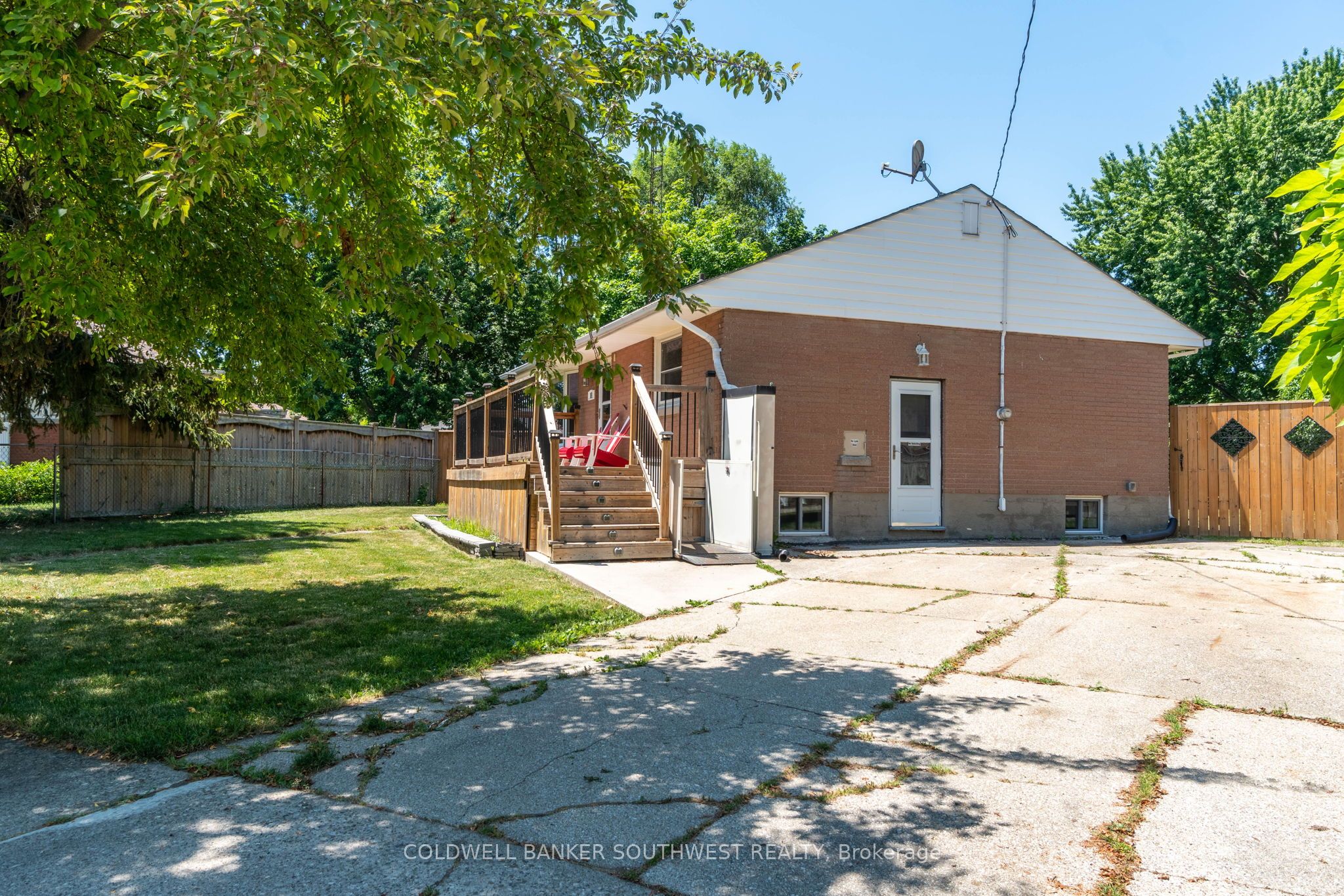 18 Tweedsmuir Avenue, Sarnia, ON N7S 2R8 photo 2