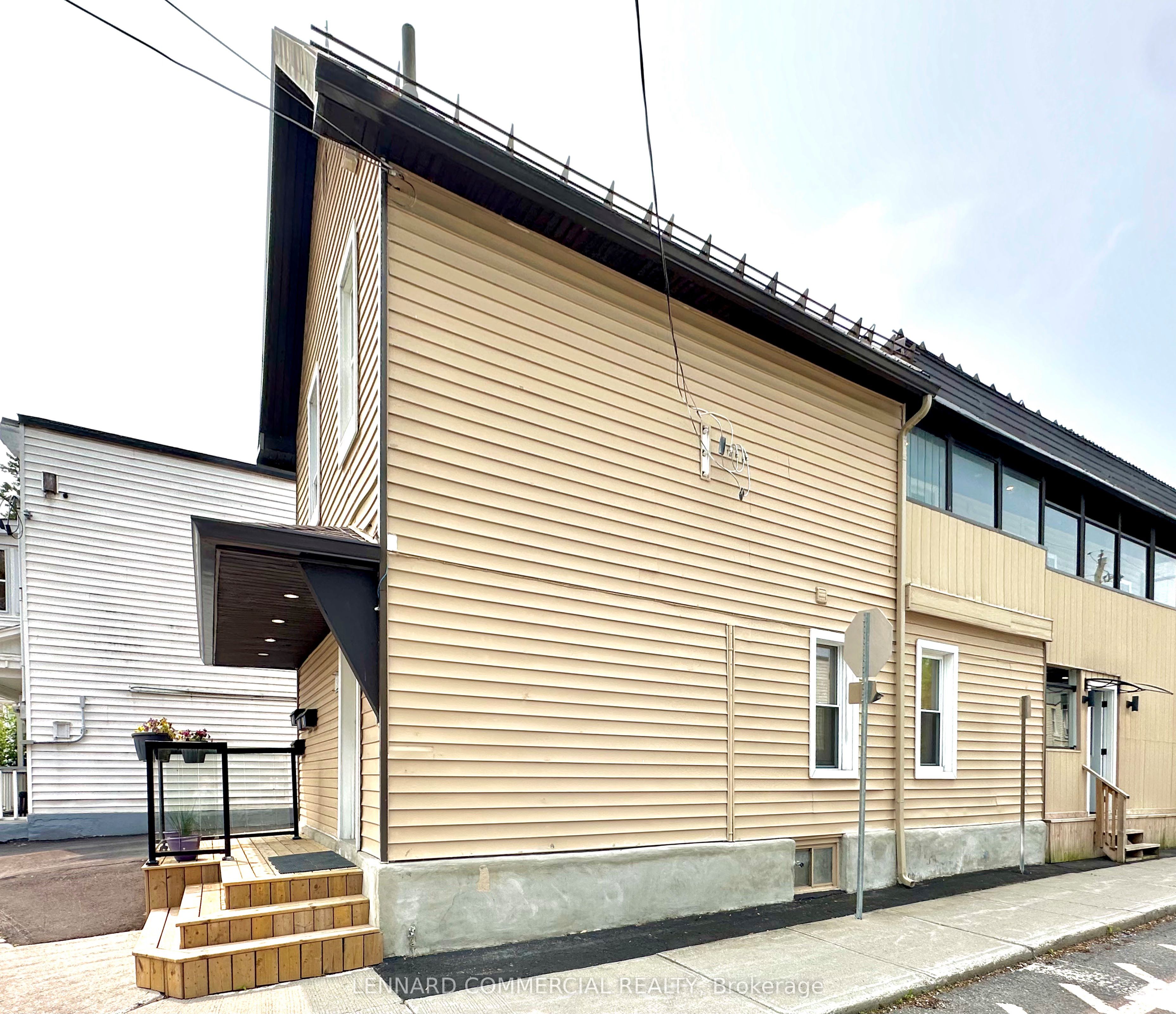 240 MARIER Avenue, Vanier and Kingsview Park, ON K1L 5R1 photo 3