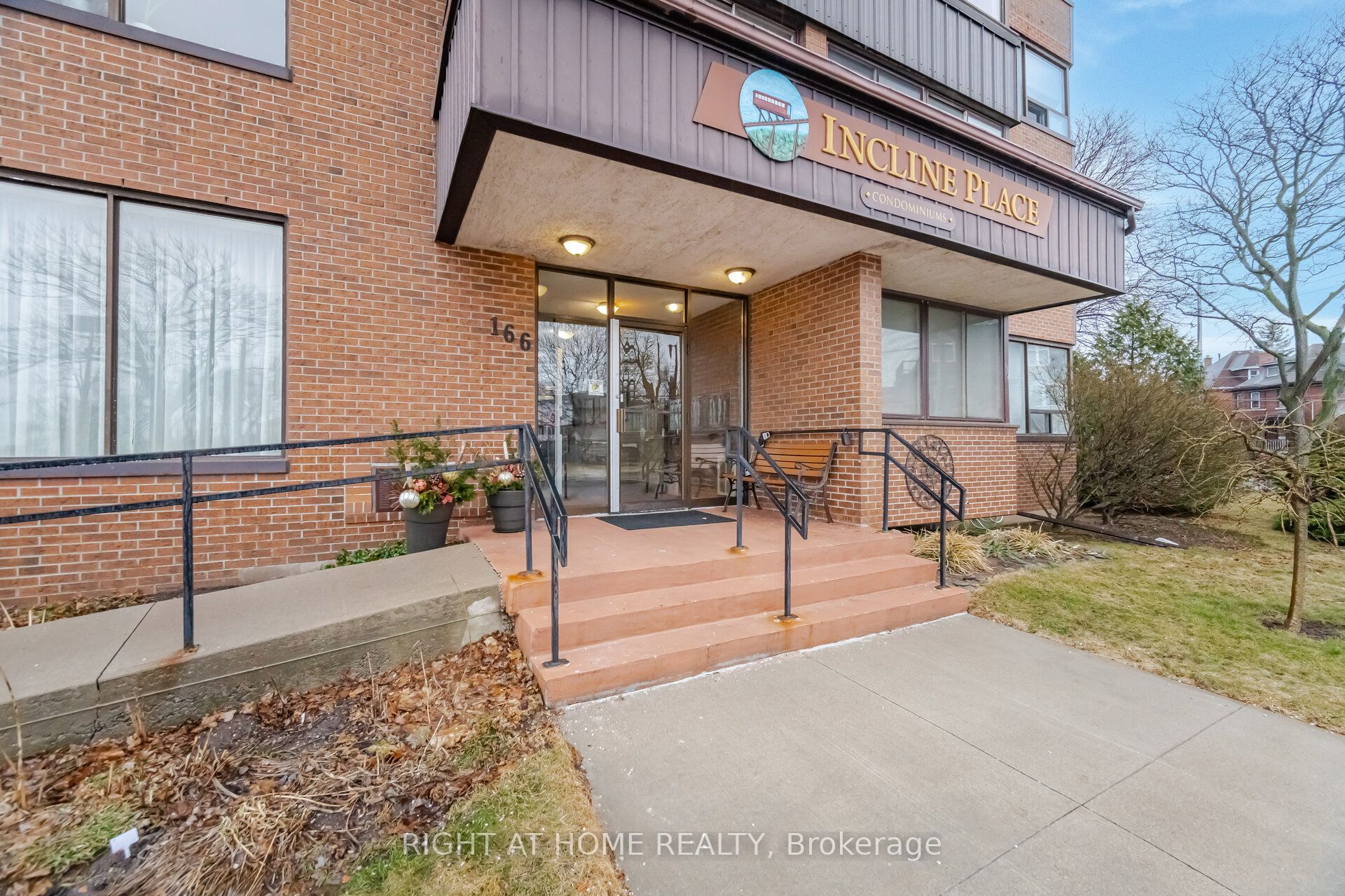 166 Mountain Park Avenue 201, Hamilton, ON L8V 1A1 photo 3