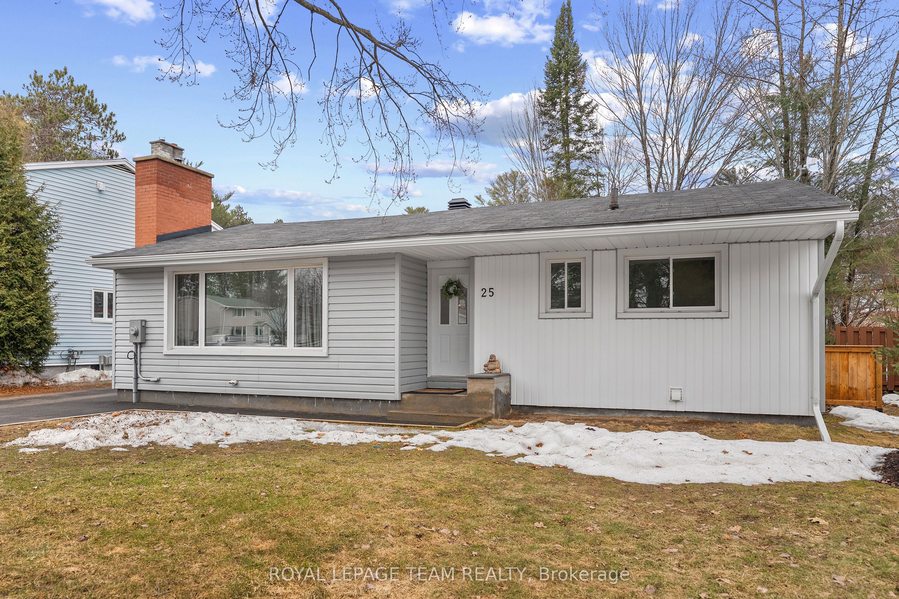 25 FRONTENAC Crescent, Deep River, ON K0J 1P0