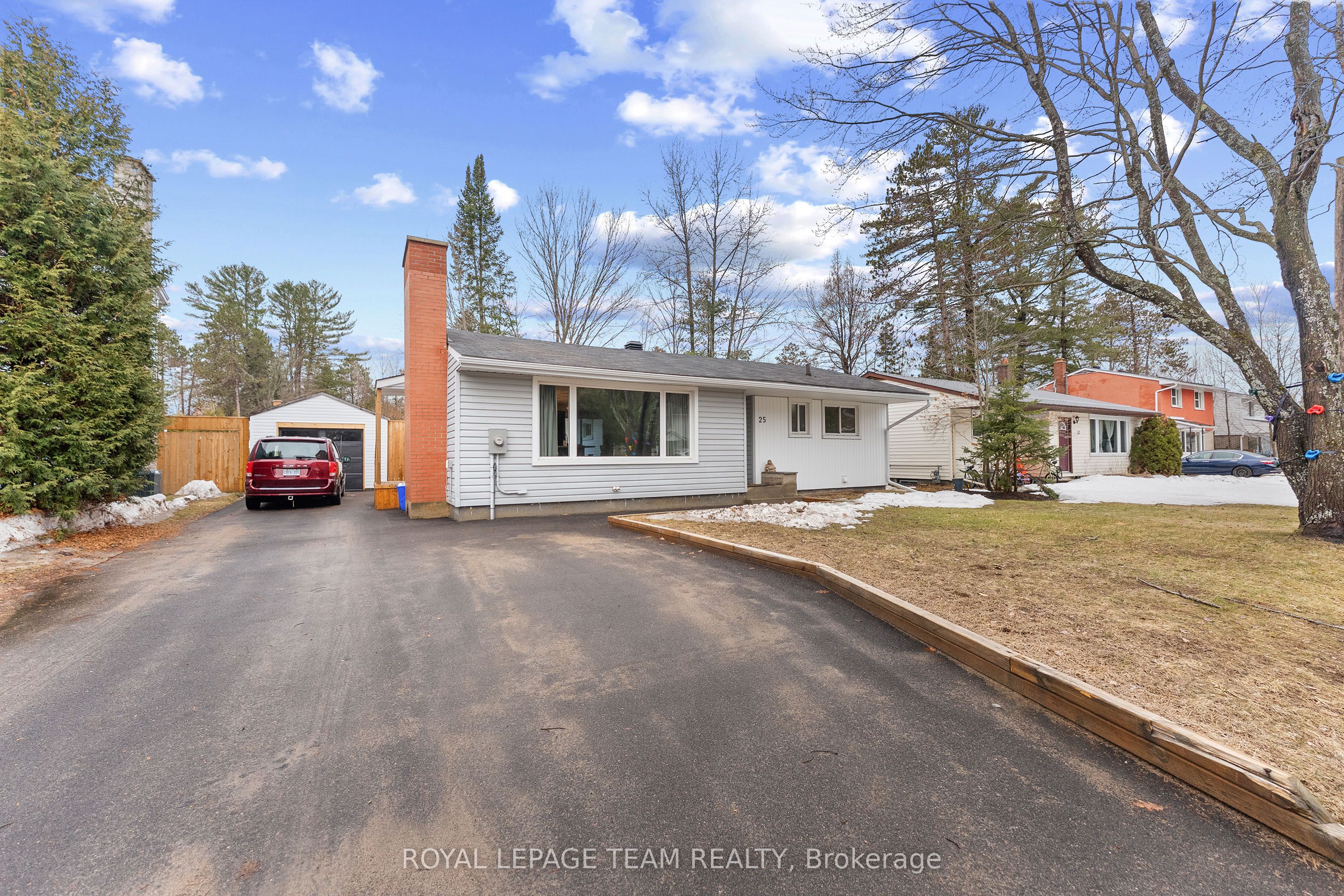 25 FRONTENAC Crescent, Deep River, ON K0J 1P0 photo 2