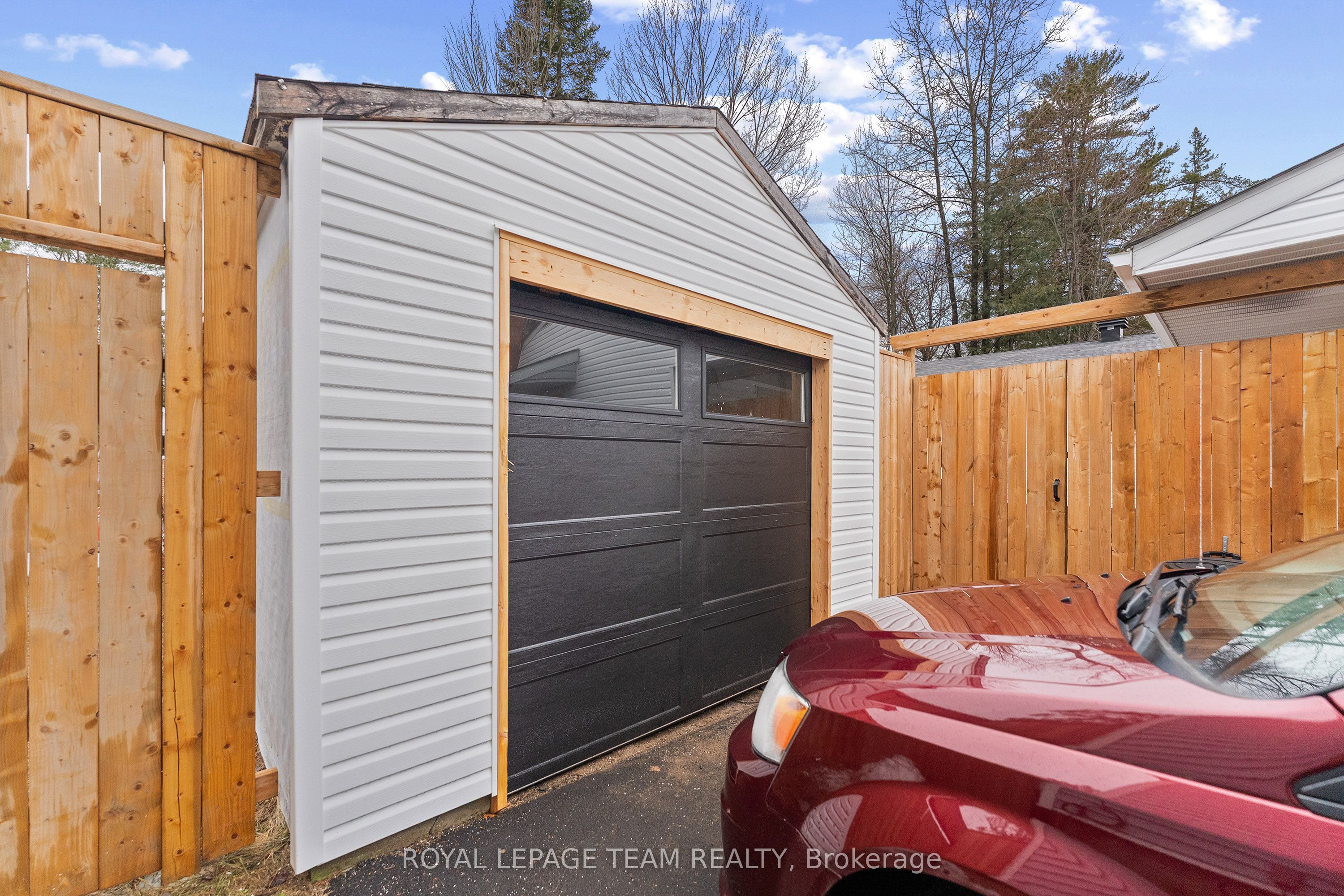 25 FRONTENAC Crescent, Deep River, ON K0J 1P0 photo 3