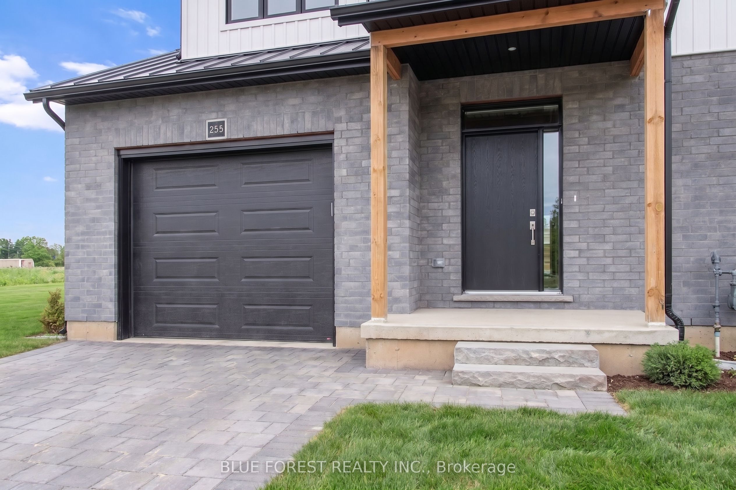 247 McTavish Street, Strathroy-Caradoc, ON N7G 3K5 photo 3