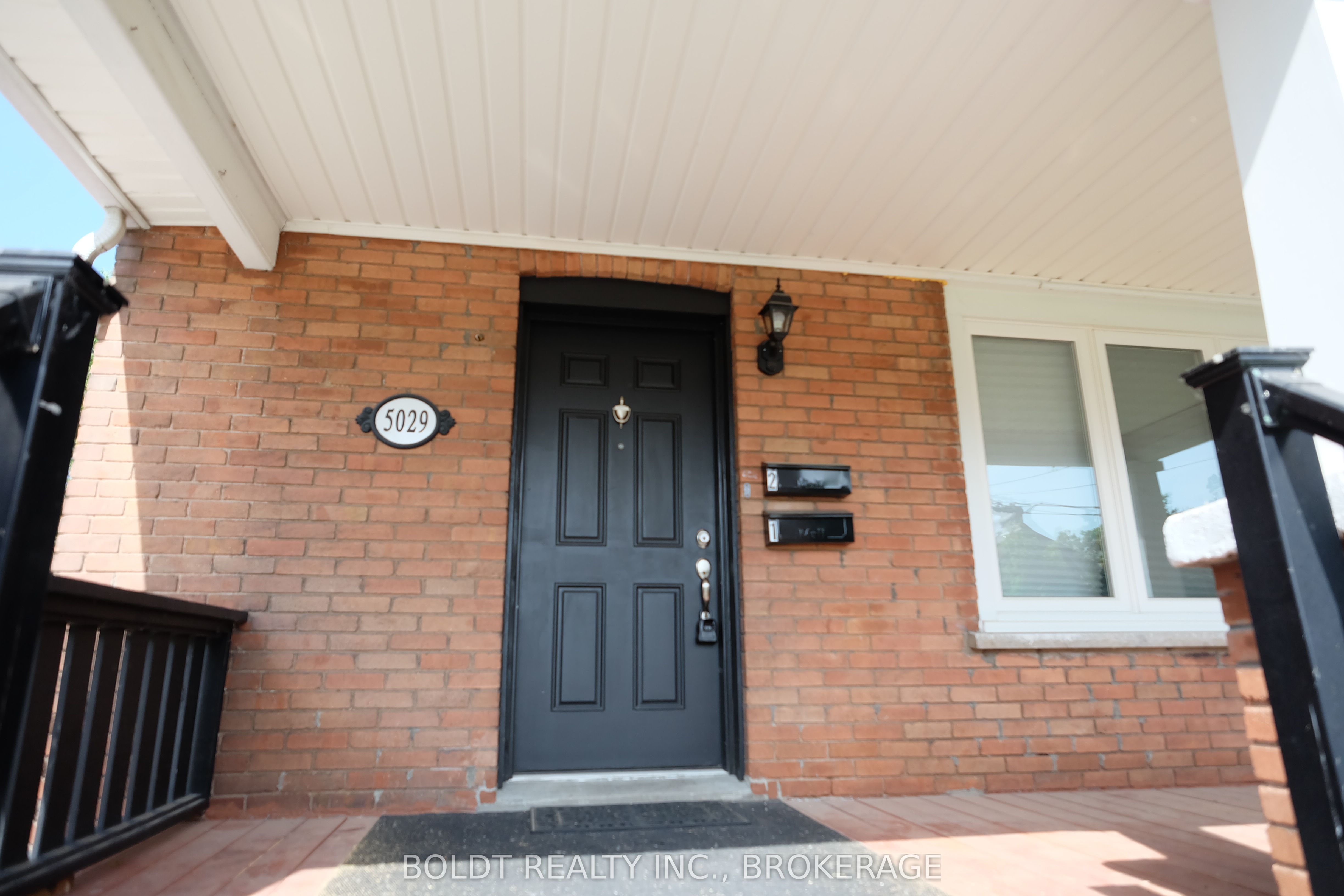 5029 Fourth Avenue 2, Niagara Falls, ON L2E 4P5 photo 2