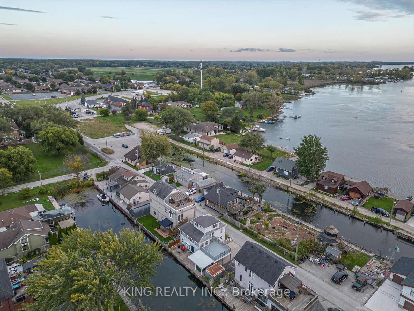 42 Wahneta Avenue, LaSalle, ON N9J 1T7