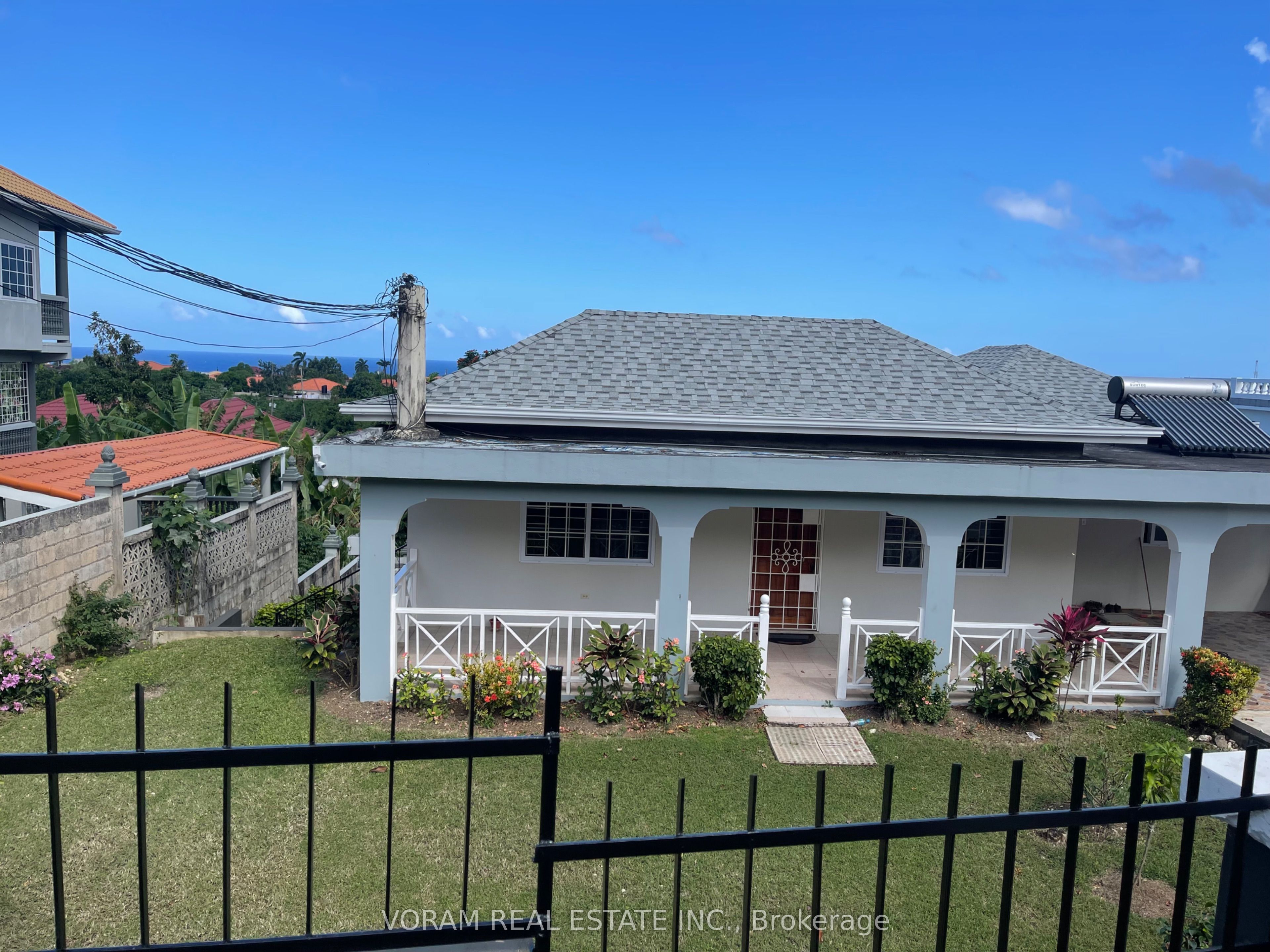 33 Hillside Close, Jamaica photo 2