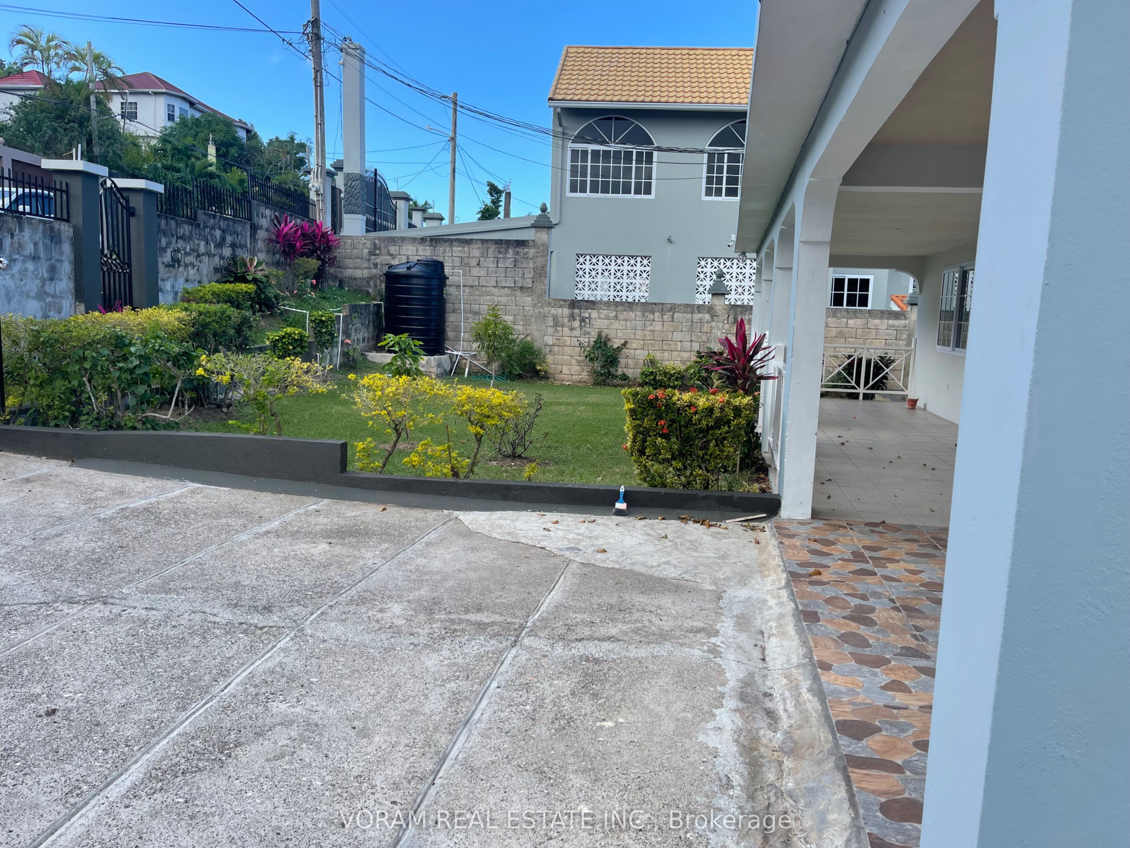 33 Hillside Close, Jamaica photo 4