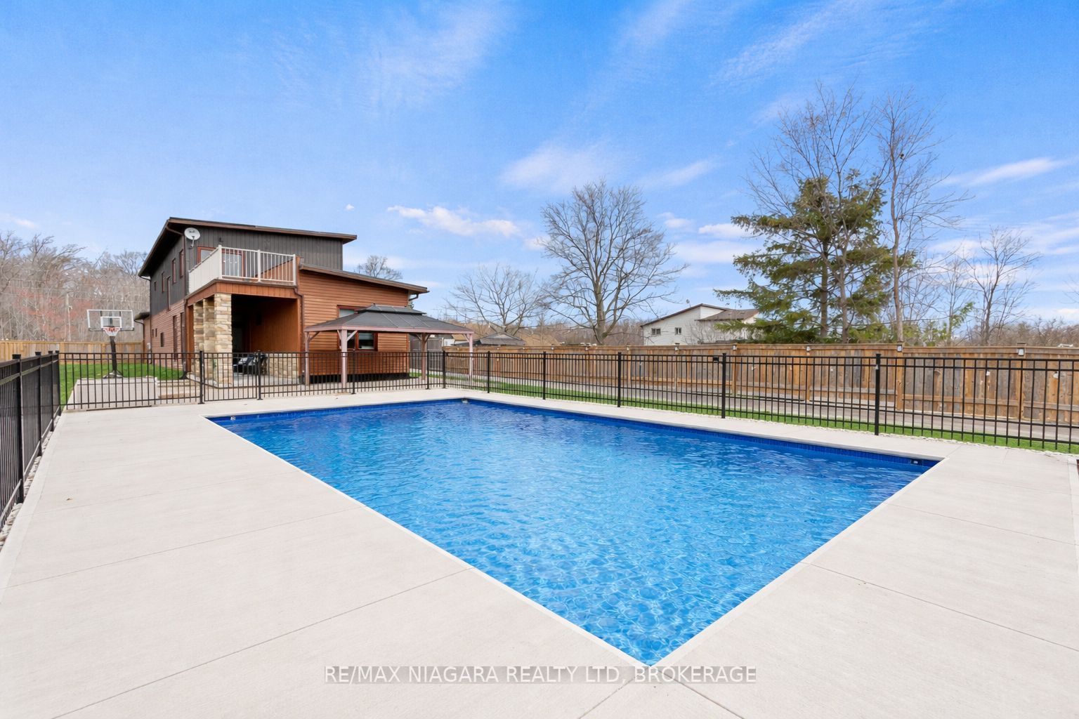 1887 DOMINION Road, Fort Erie, ON L0S 1N0