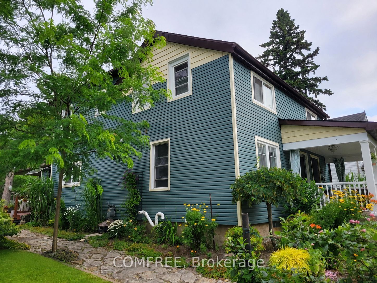 136 John Street, Gananoque, ON K7G 1A5 photo 2