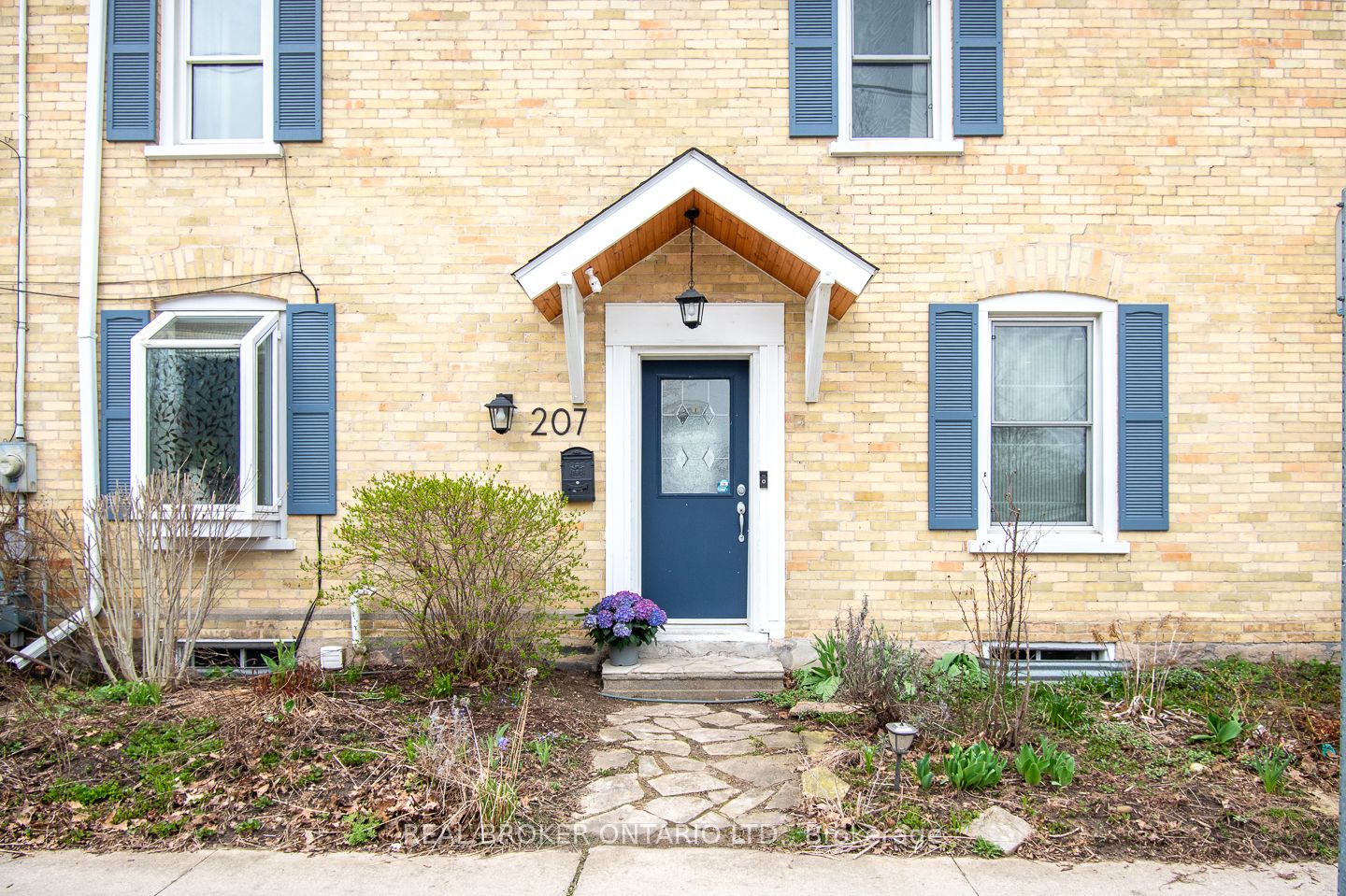 207 N Waterloo Street N, Cambridge, ON N3H 1N1 photo 2