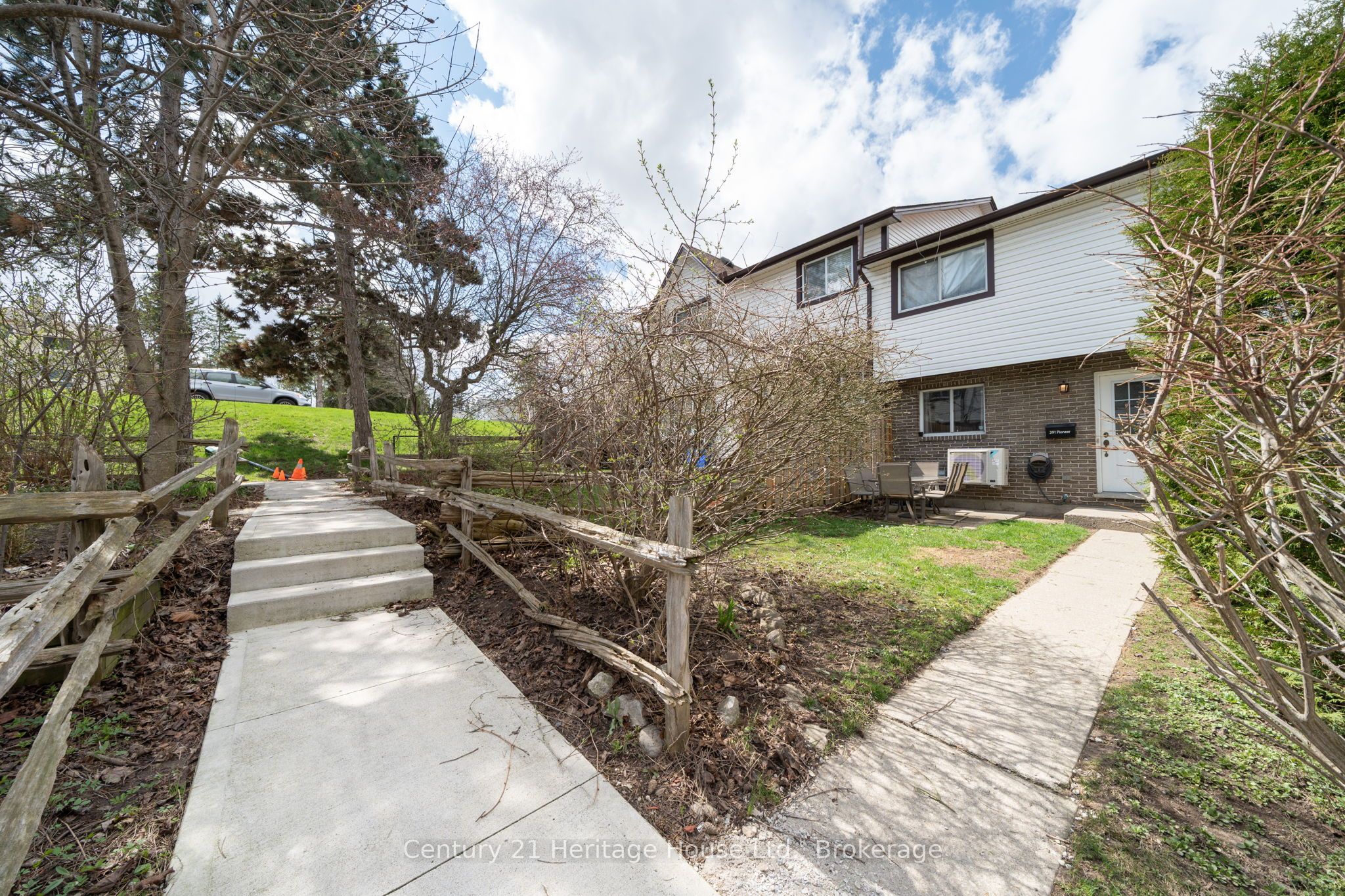 391 Pioneer Drive 4, Kitchener, ON N2P 1L8 photo 2