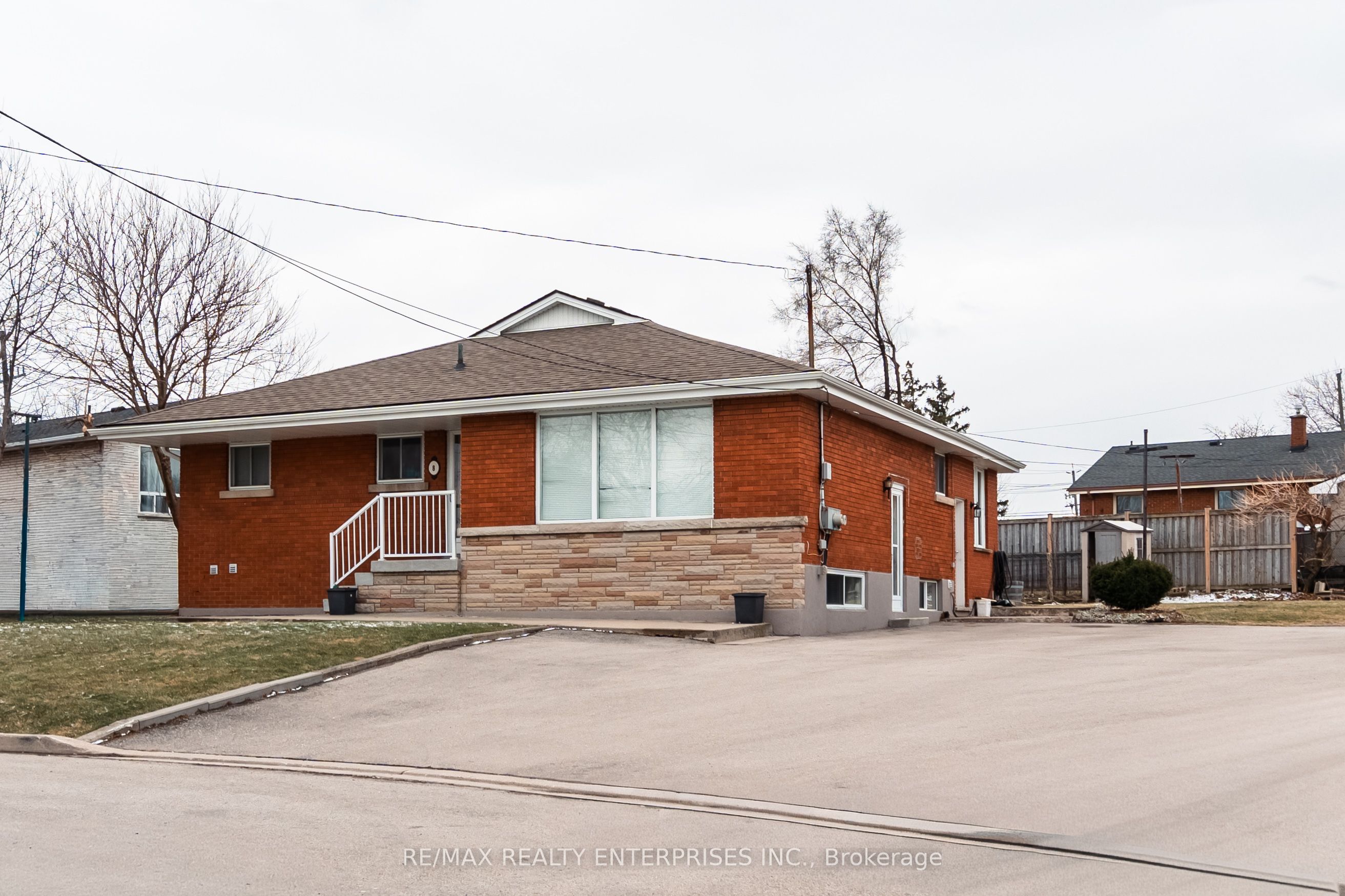 8 Salmond Court Lower, Hamilton, ON L8T 2J7