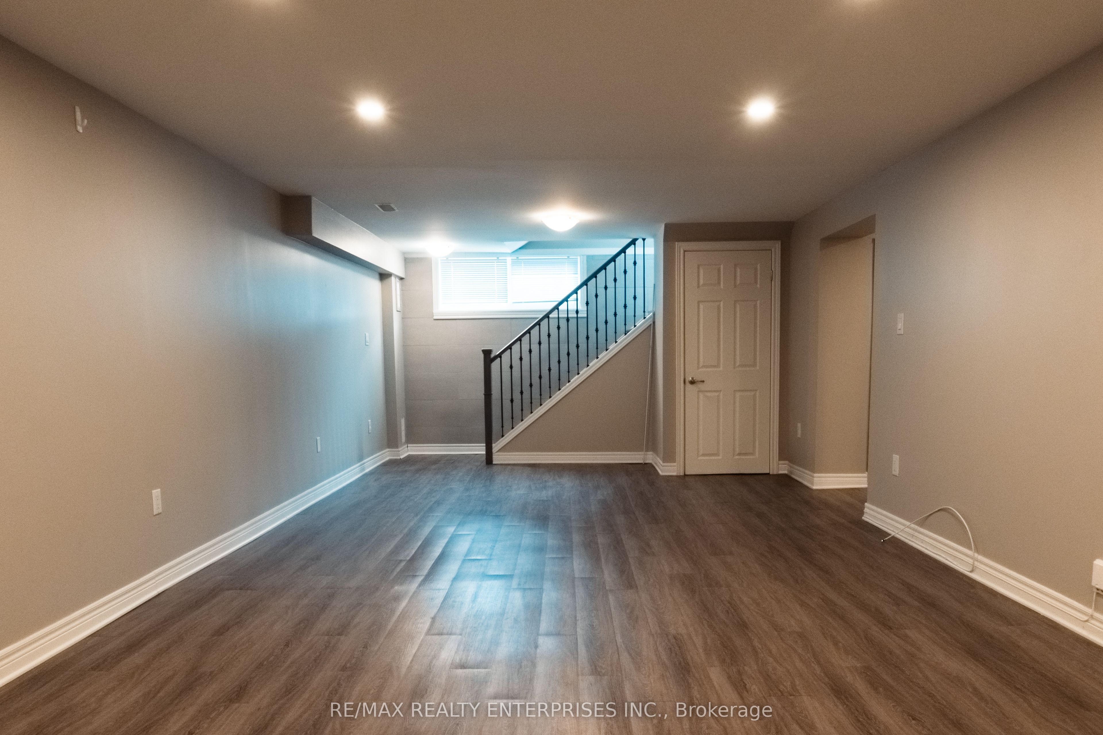 8 Salmond Court Lower, Hamilton, ON L8T 2J7 photo 2