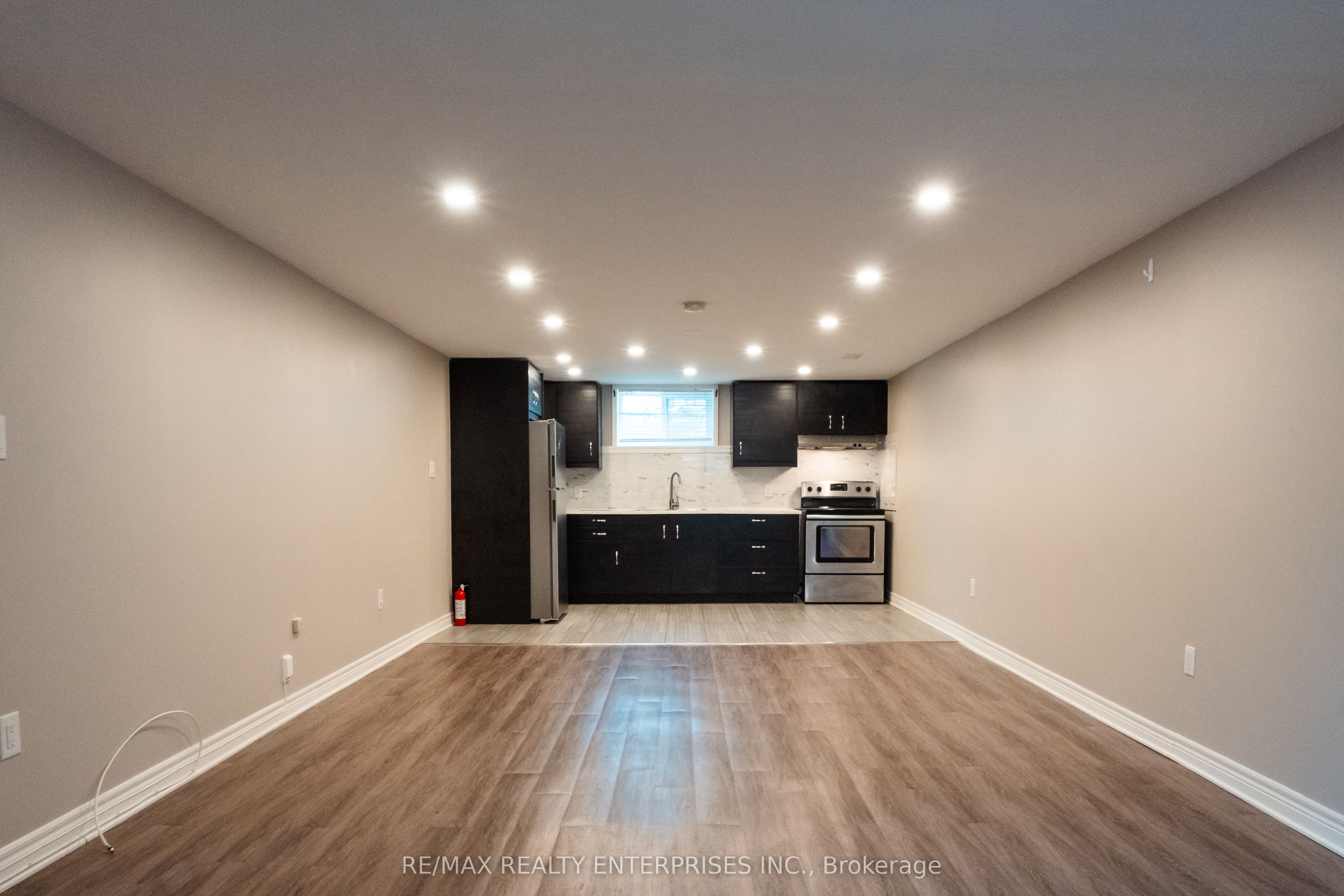 8 Salmond Court Lower, Hamilton, ON L8T 2J7 photo 3