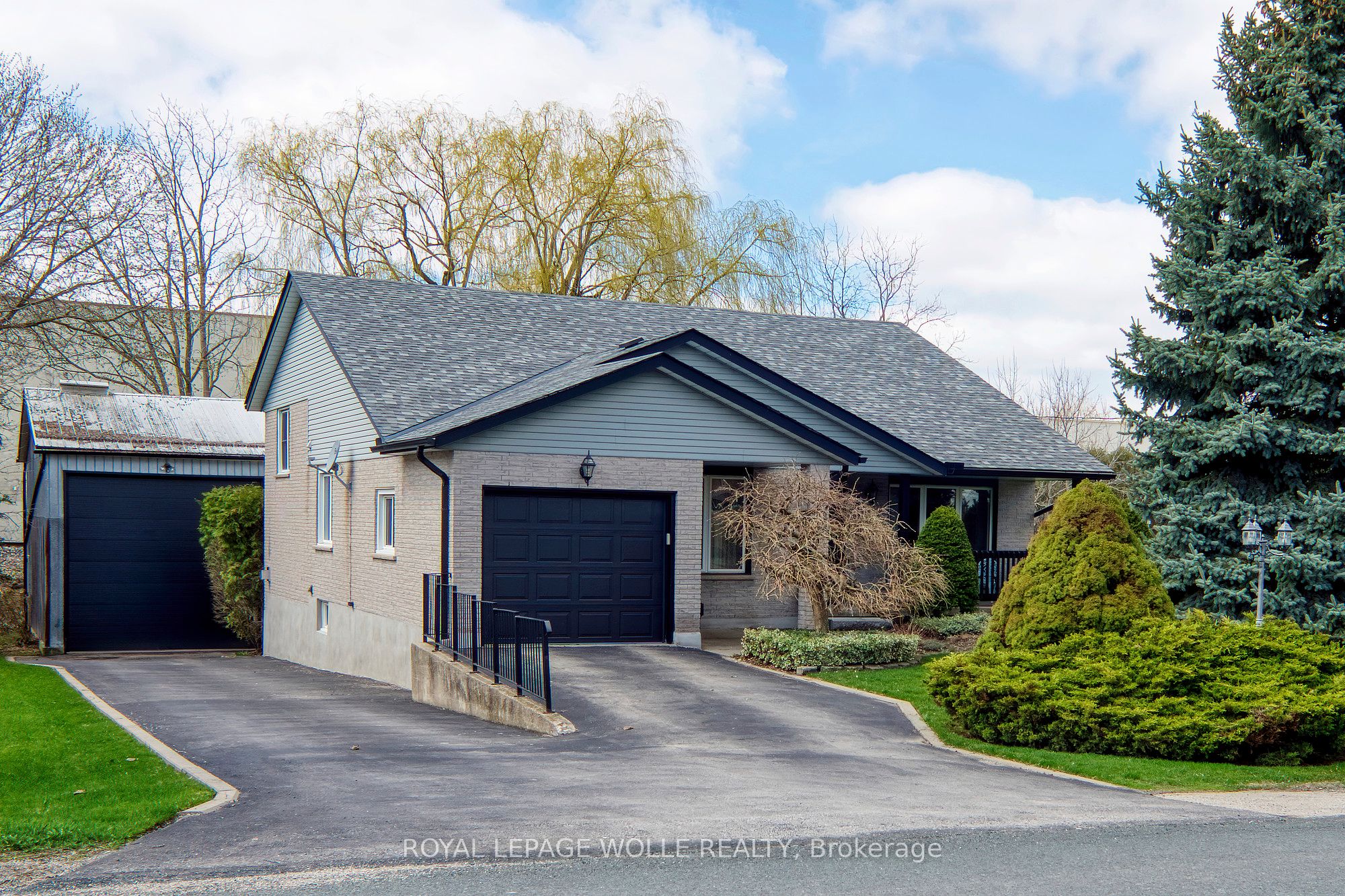 108 Queensway Drive, Woolwich, ON N0B 2N0 photo 2