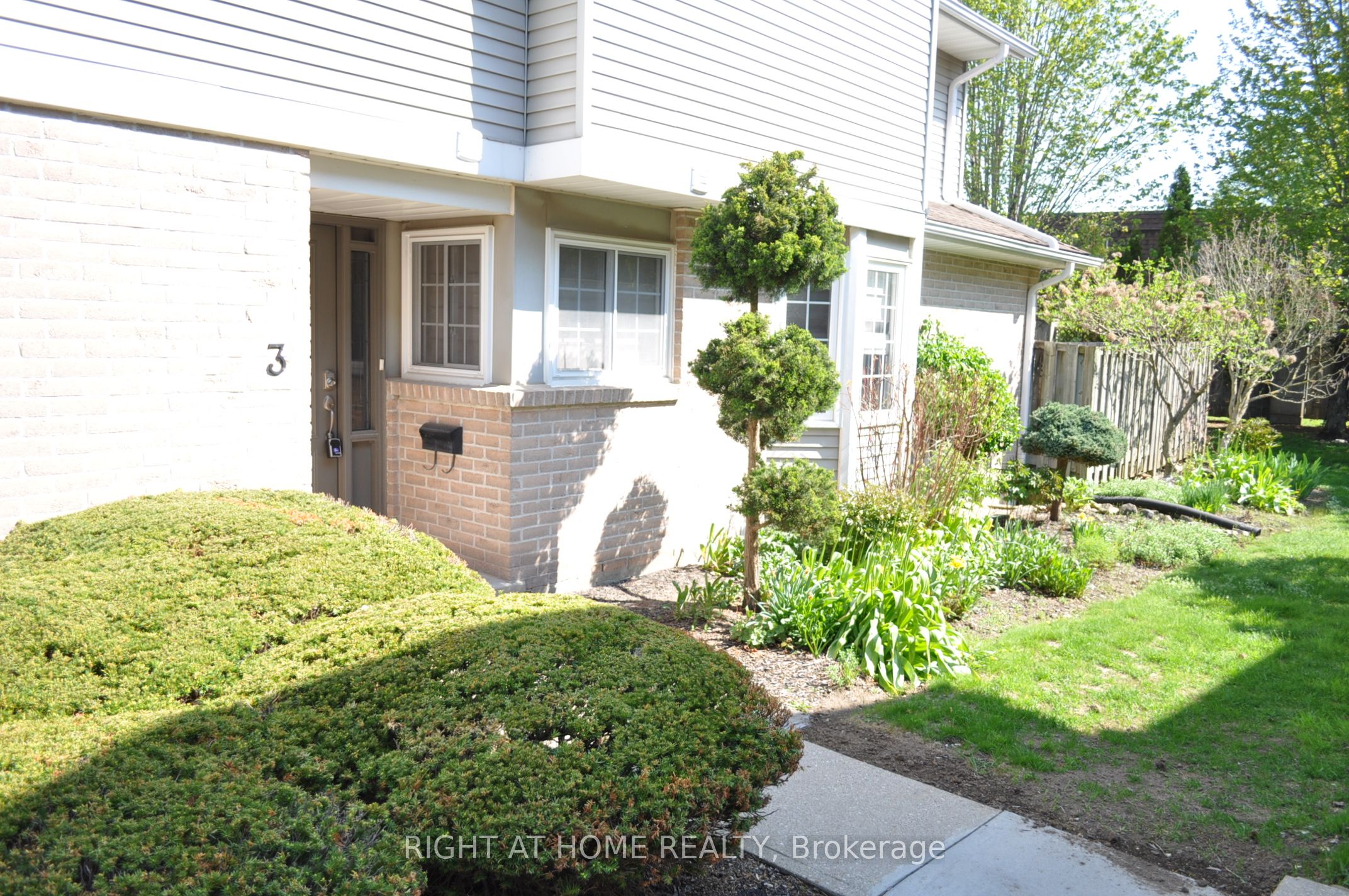 104 Woodlawn Road E 3, Guelph, ON N1E 1B7 photo 2