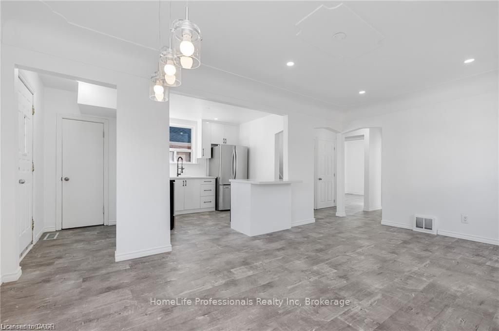 284 Brucedale Avenue E, Hamilton, ON L9A 1P9 photo 4