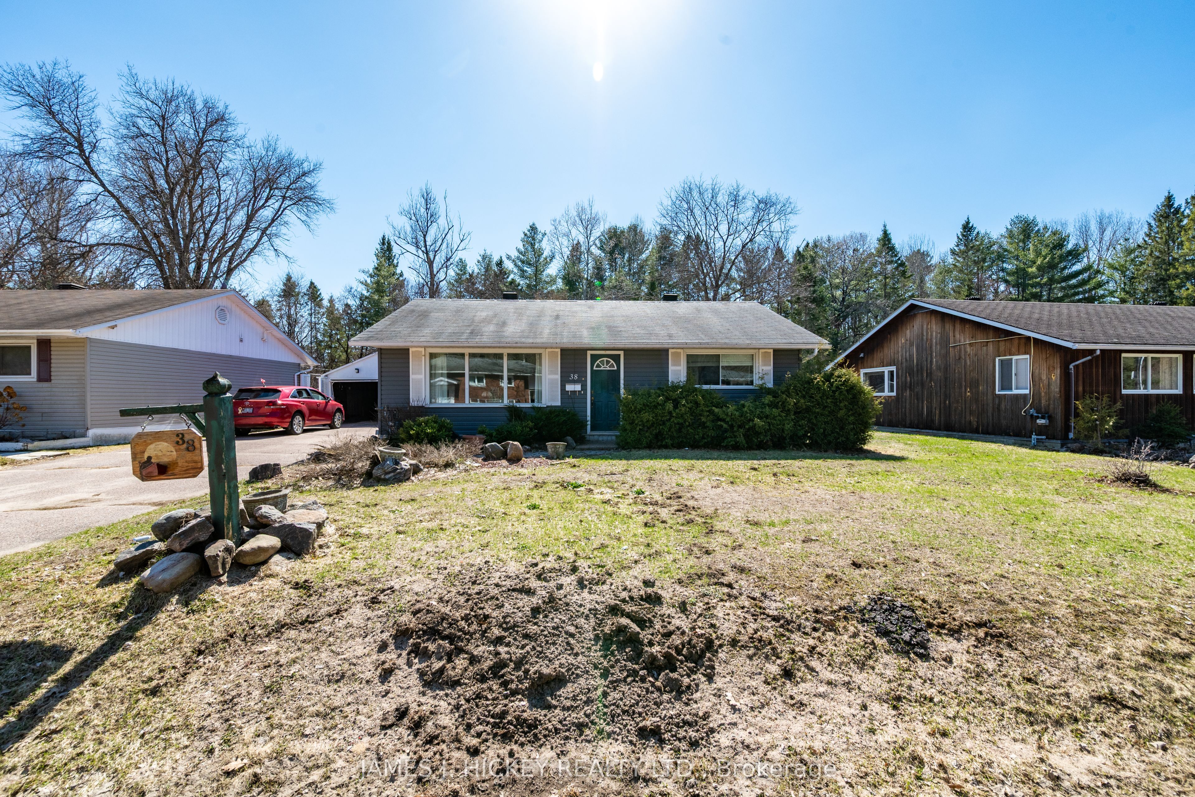 38 Beach Avenue, Deep River, ON K0J 1P0