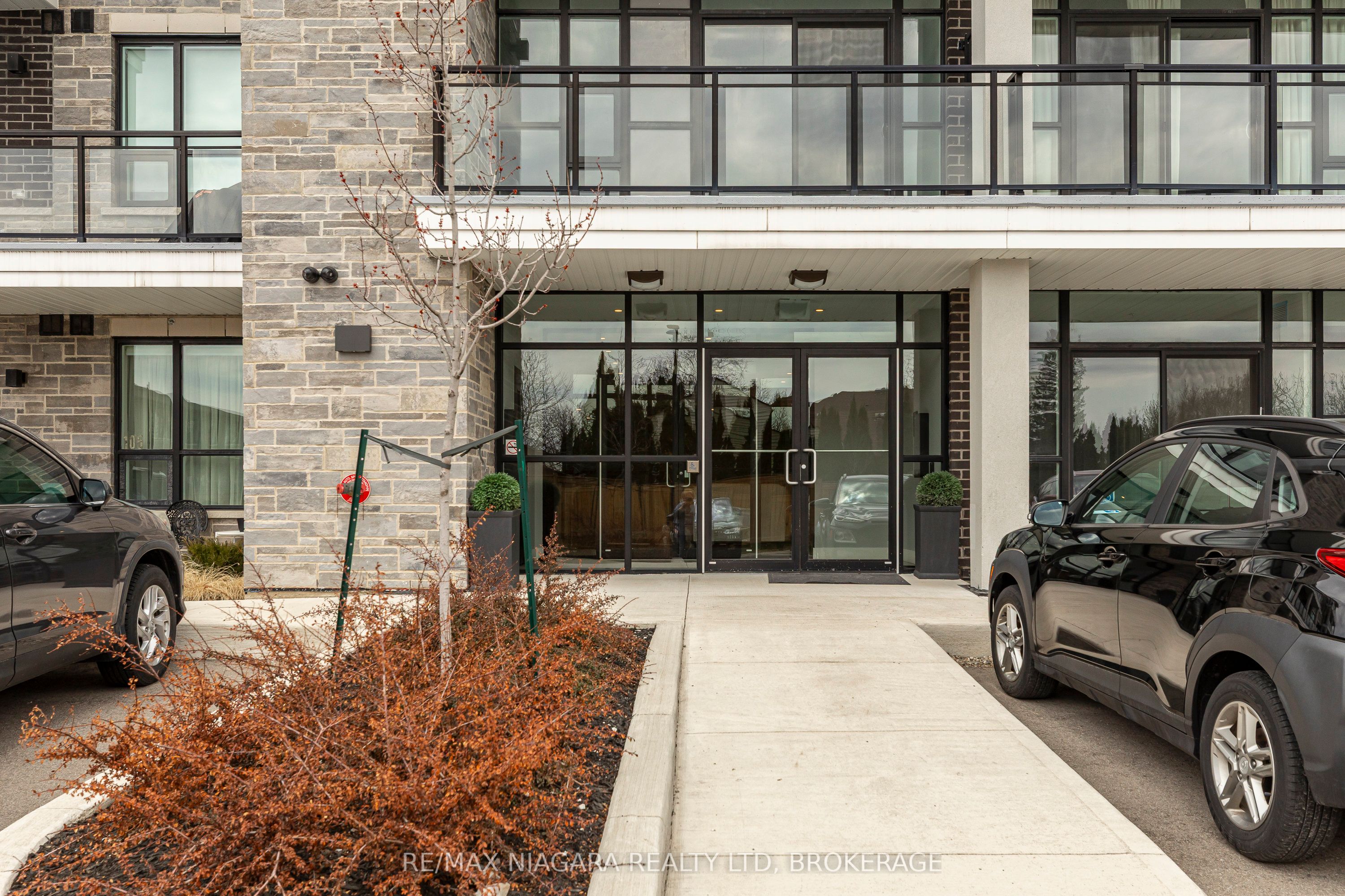 120 Springvalley Crescent 208, Hamilton, ON L9C 0G2 photo 2