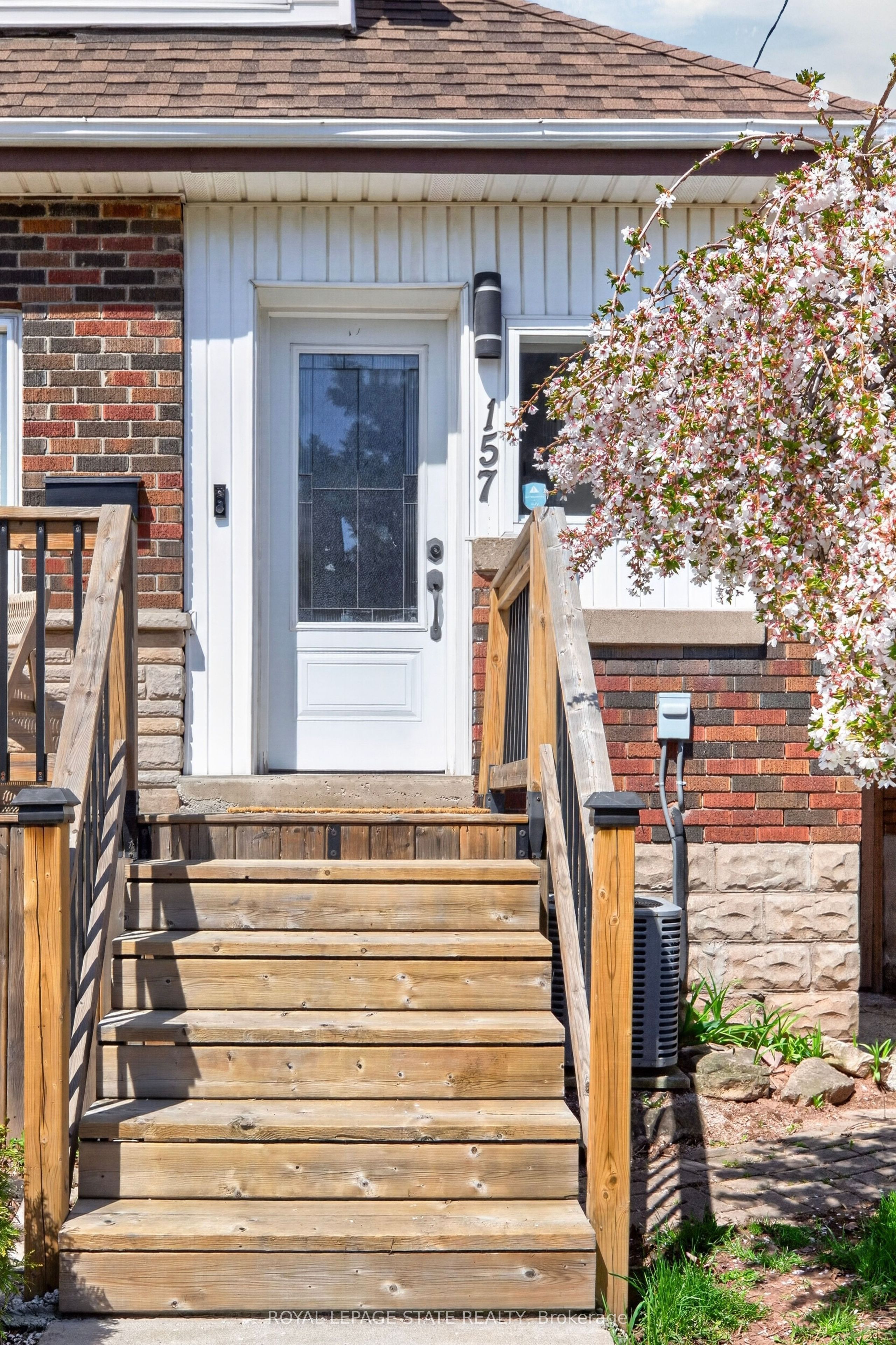 157 Cameron Avenue N, Hamilton, ON L8H 4Z4 photo 2