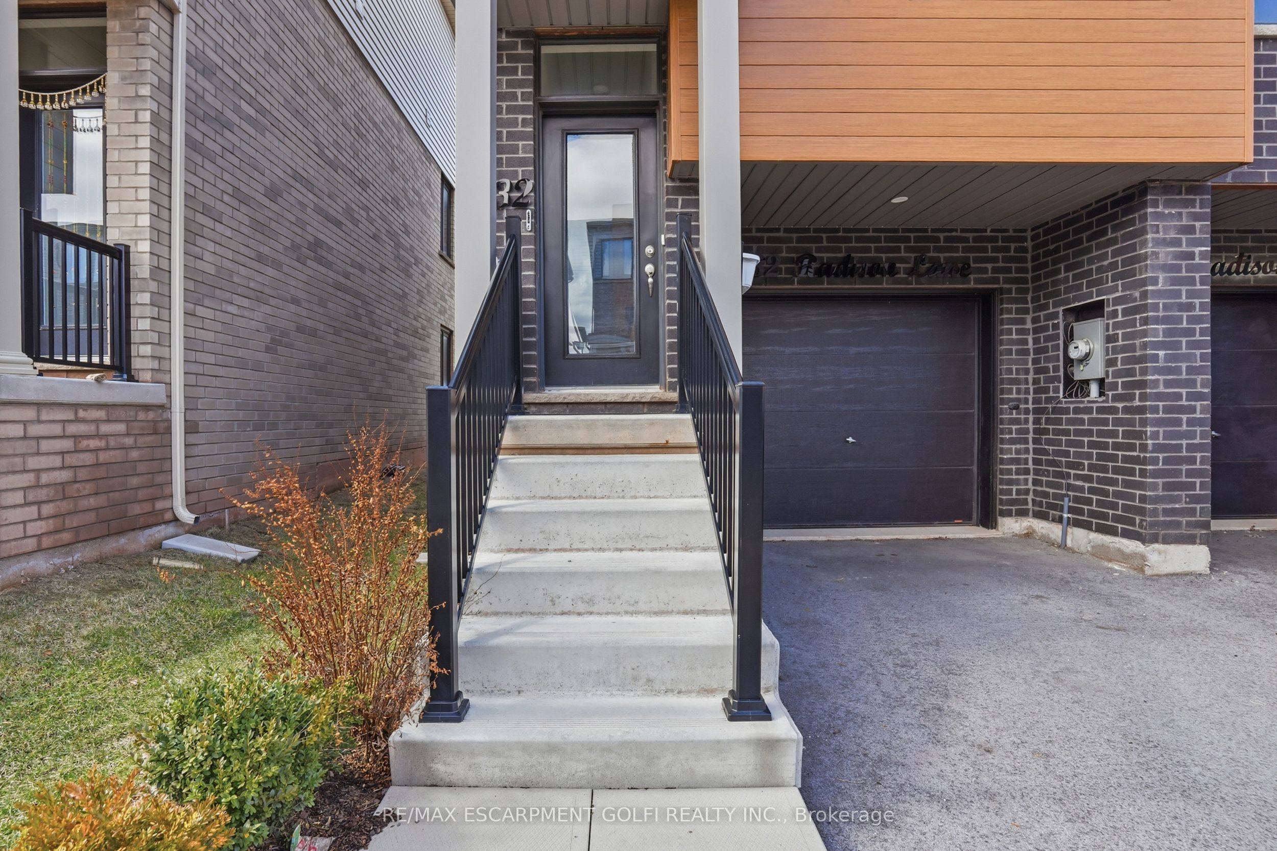 32 Radison Lane, Hamilton, ON L7R 4E2 photo 3