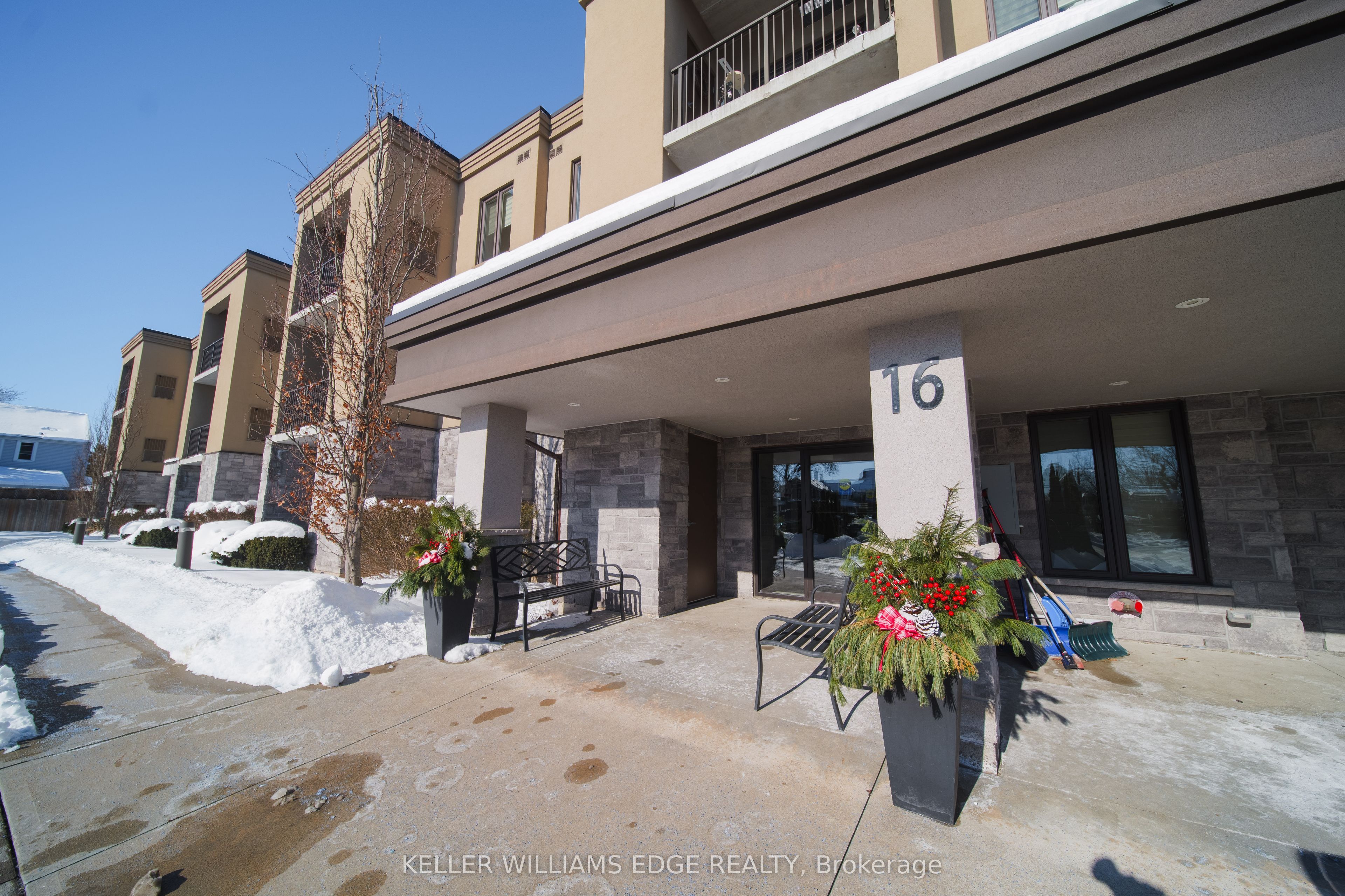 16 Sullivan Avenue 105, Thorold, ON L2V 2Y2 photo 2