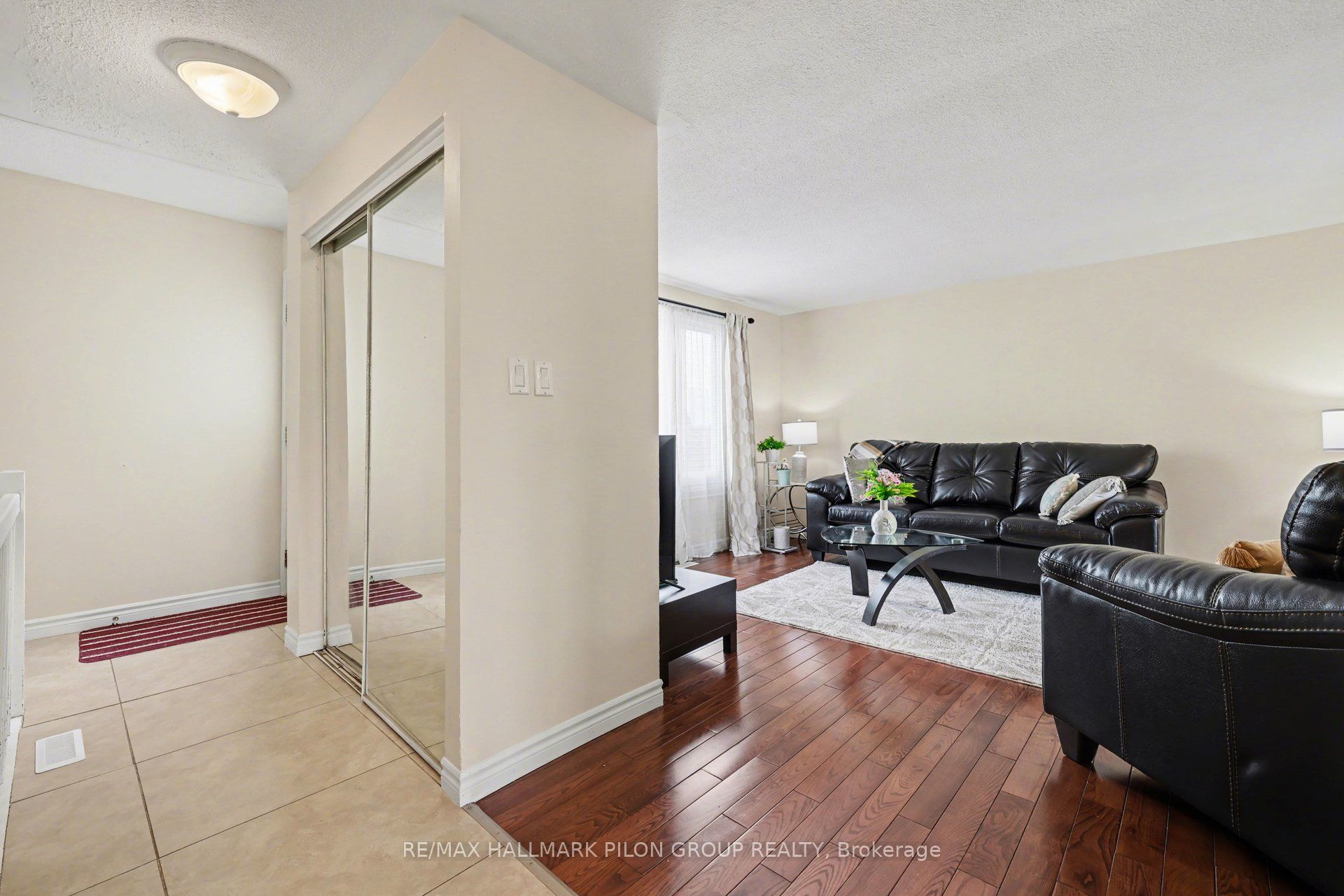 1540 Beaverpond Drive C, Cyrville - Carson Grove - Pineview, ON K1B 3R9 photo 2