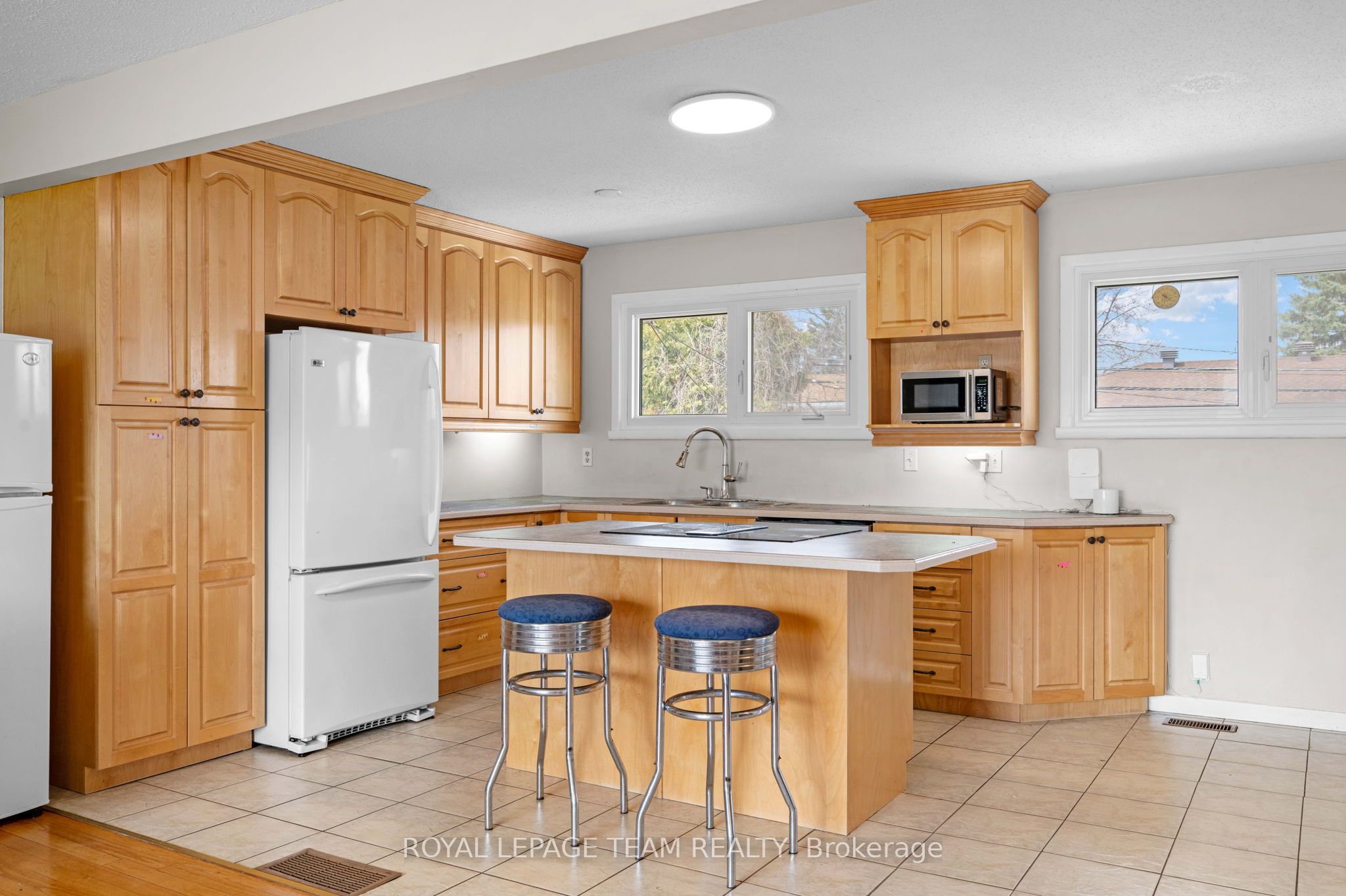 50 Hilliard Avenue, Cityview - Parkwoods Hills - Rideau Shore, ON K2E 6C1 photo 4