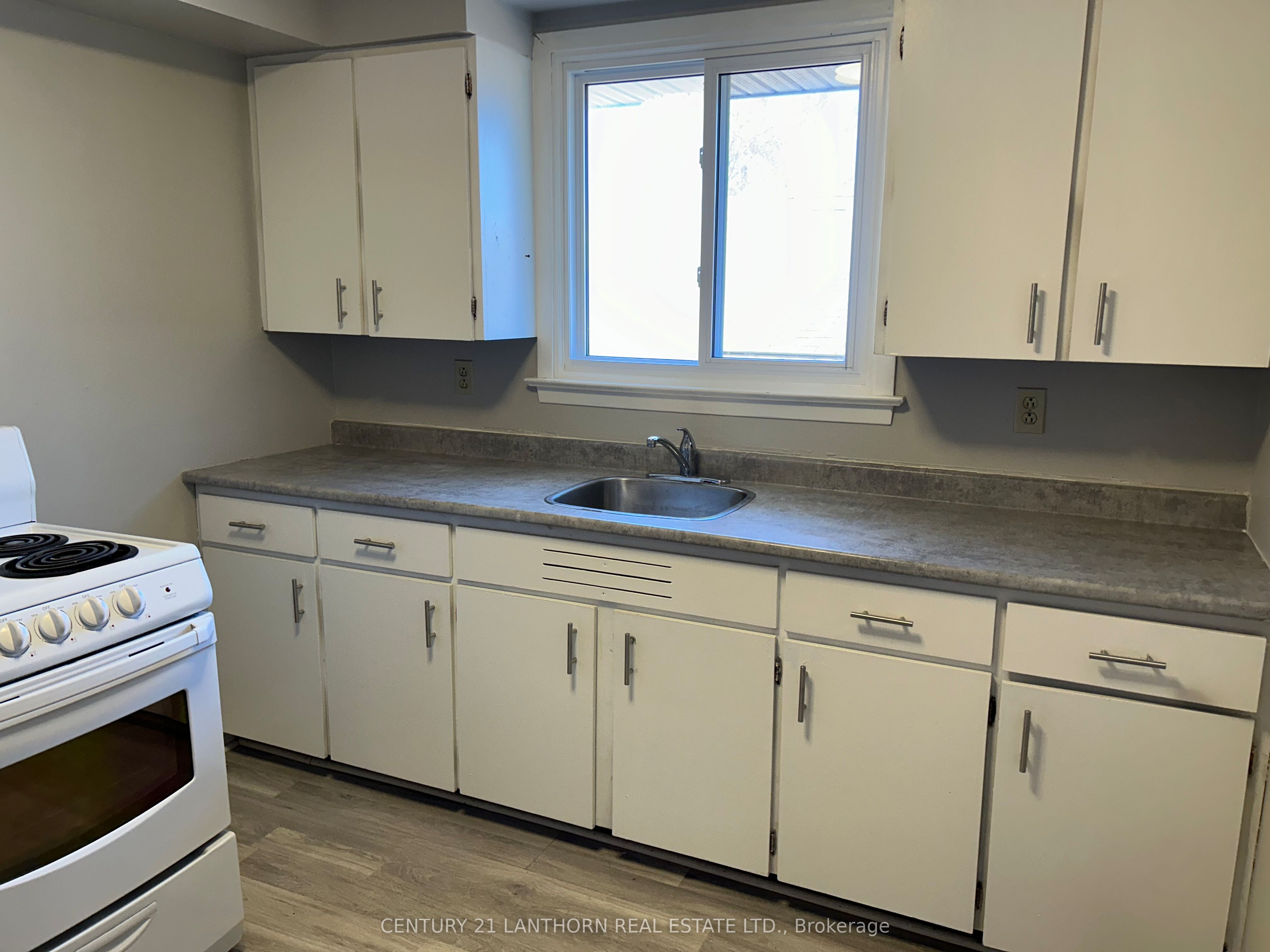 18 Union Street, Belleville, ON K8P 2B6 photo 3