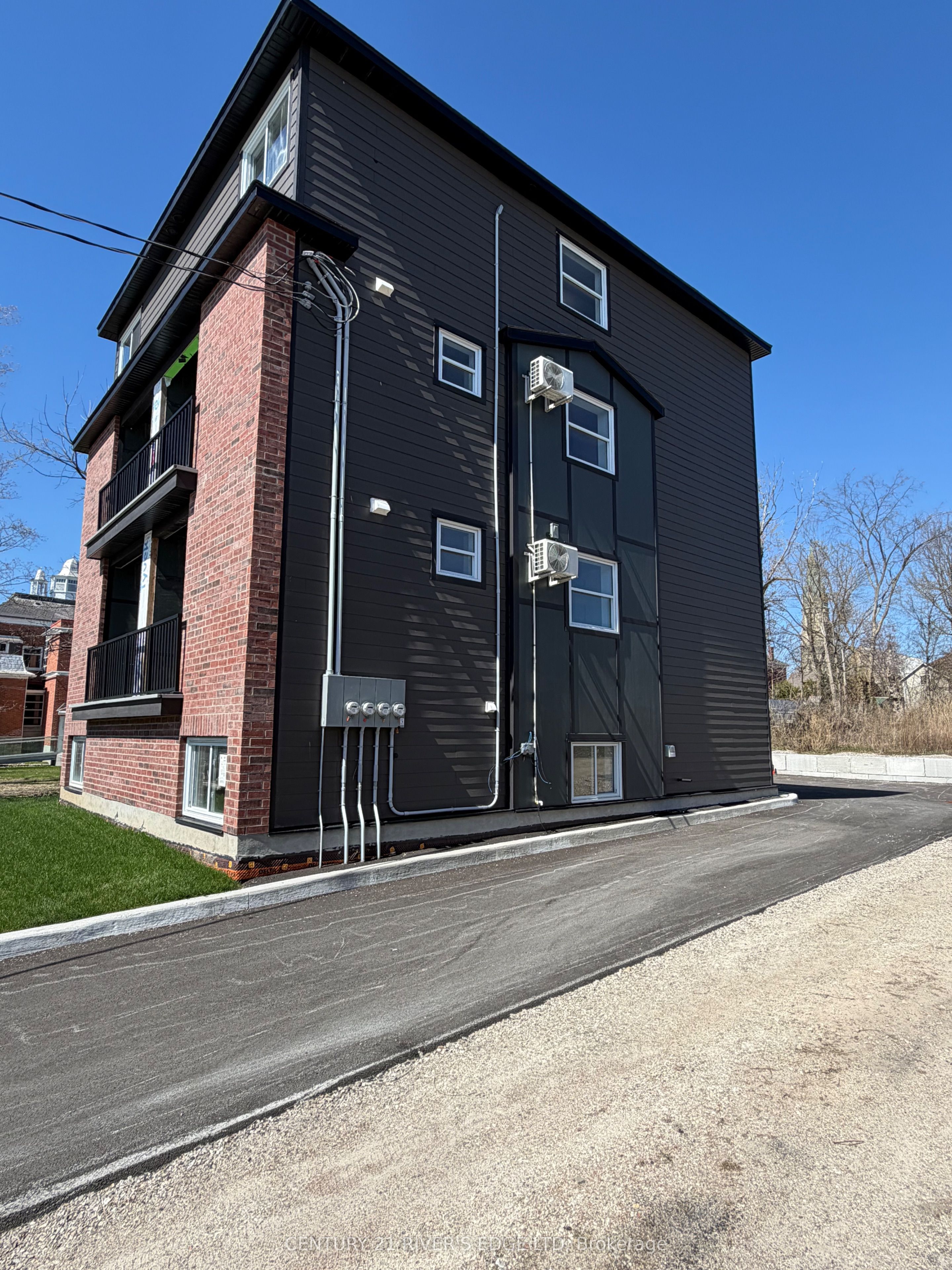 131 Gore Street E, Perth, ON K7H 1J6 photo 2