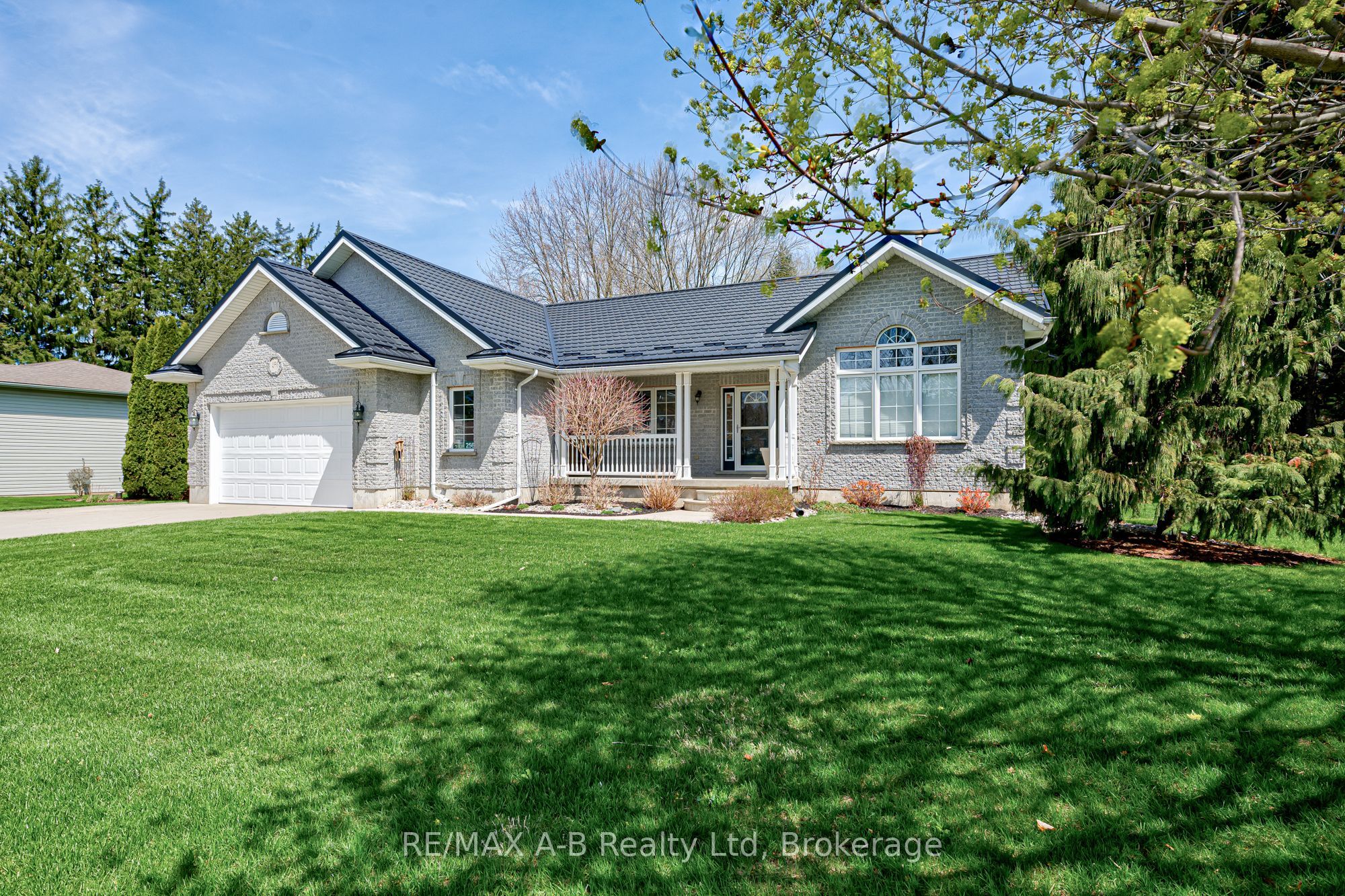 256 Boyce Street, Perth South, ON N0K 1X0 photo 2
