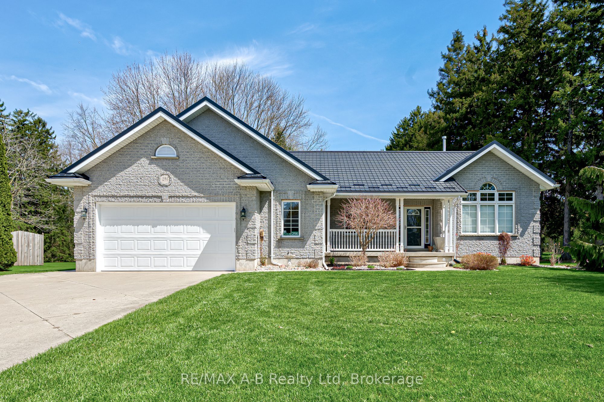 256 Boyce Street, Perth South, ON N0K 1X0 photo 3